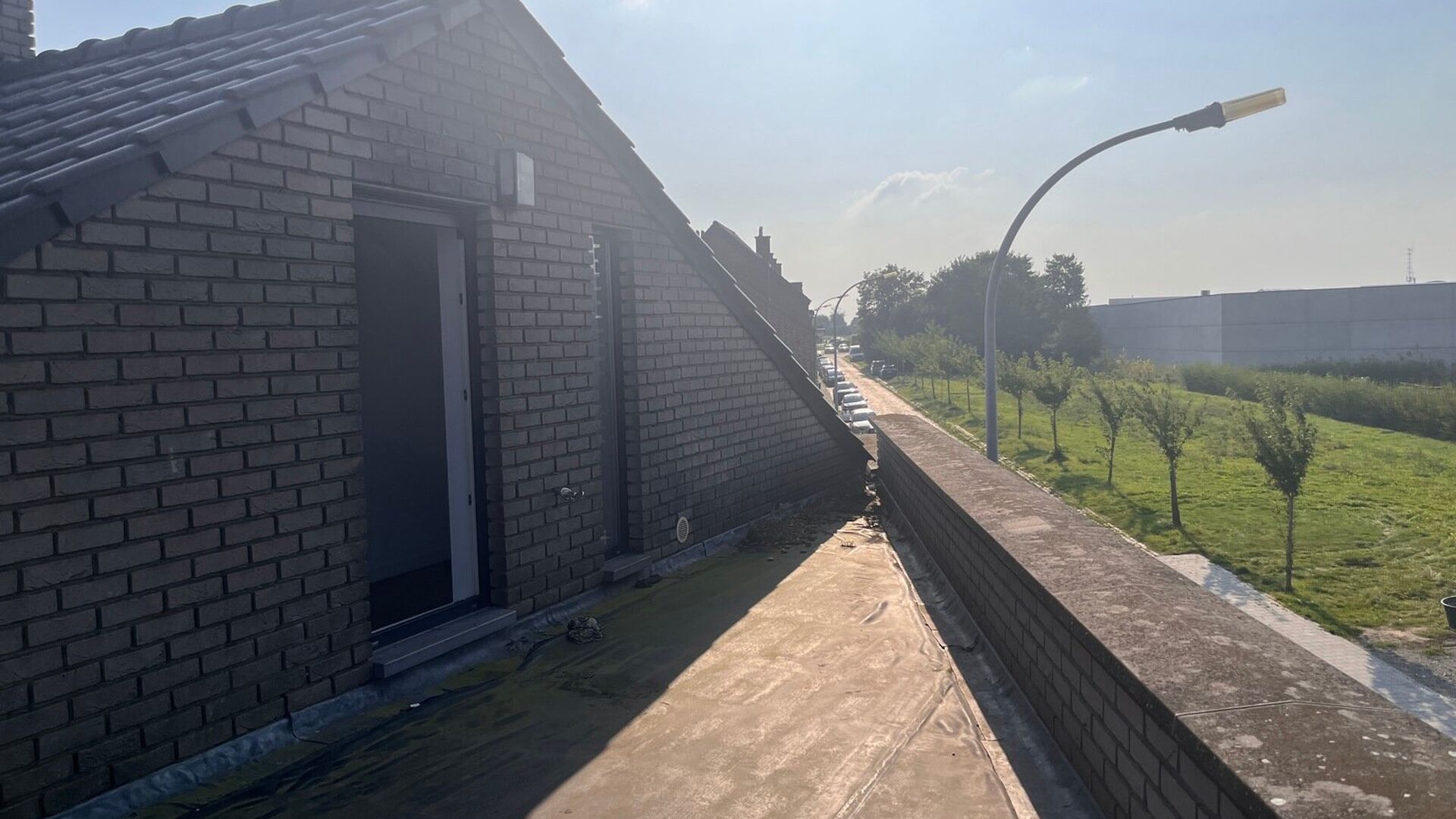 Cet appartement en duplex est situé dans une maison d'angle et comprend le premier et le deuxième étage. Le premier étage comprend un hall d'entrée avec des toilettes séparées, un espace de vie très lumineux avec une cuisine ouverte et une pièce 