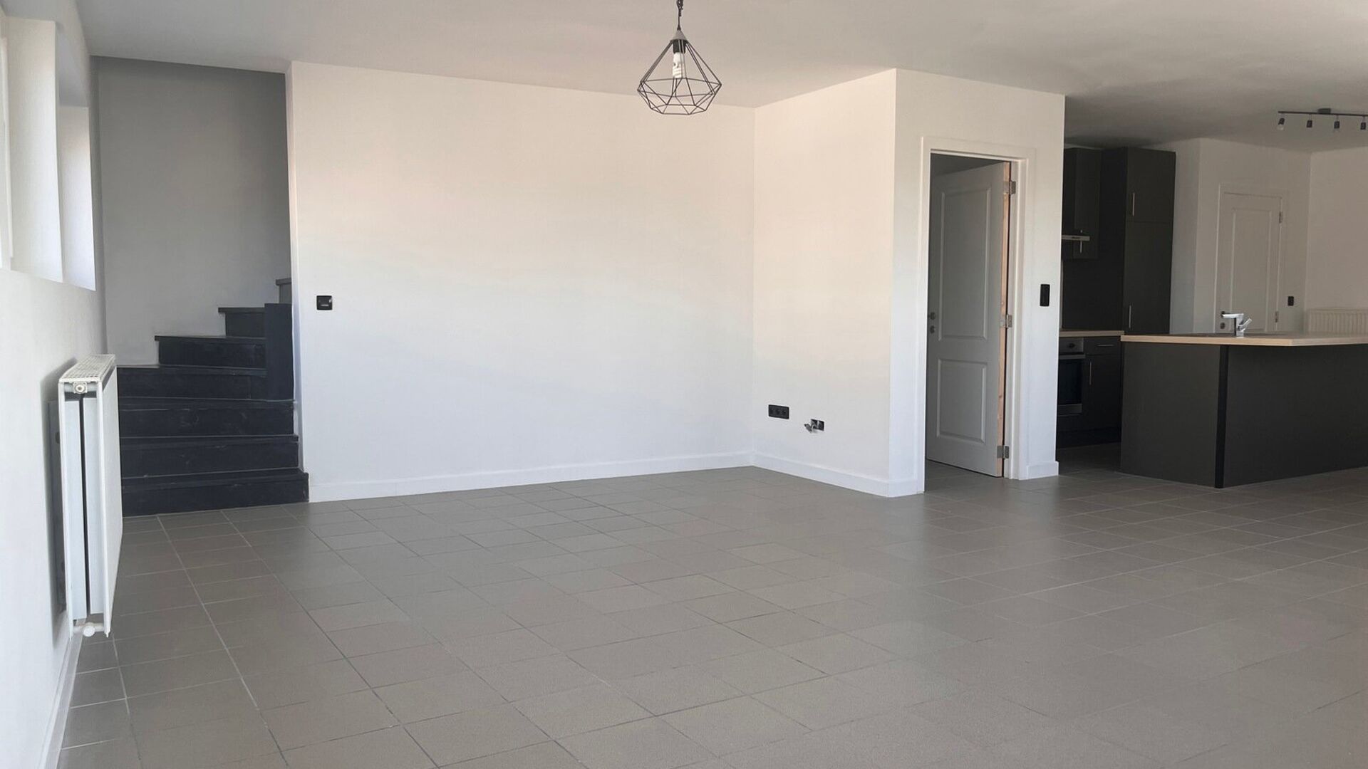 This nice duplex apartment is located in a corner house and comprises the first and second floor. The first floor has an entrance hall with separate toilet, very bright living room with open kitchen and a storage room with washing machine connection. Back