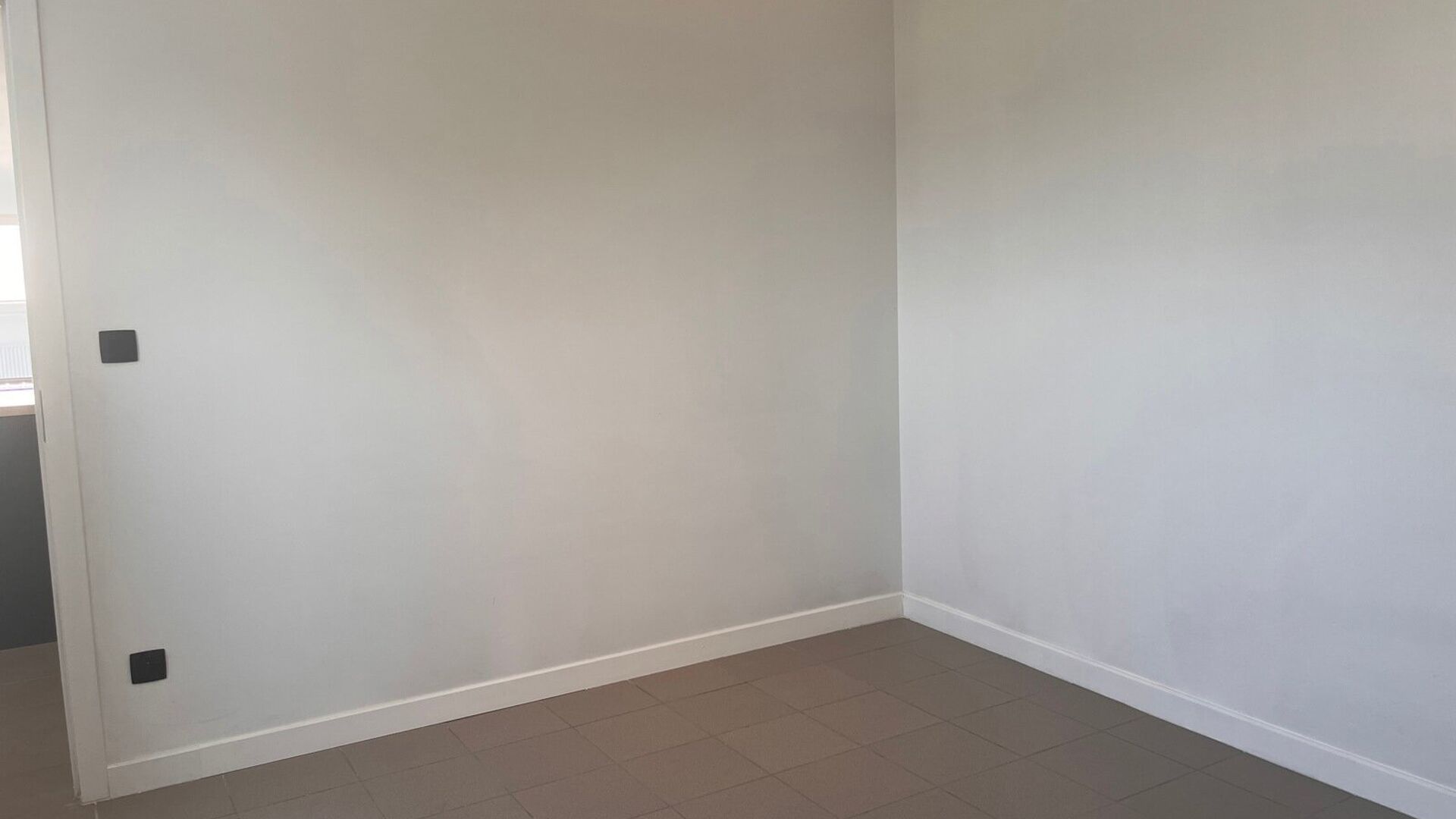 This nice duplex apartment is located in a corner house and comprises the first and second floor. The first floor has an entrance hall with separate toilet, very bright living room with open kitchen and a storage room with washing machine connection. Back