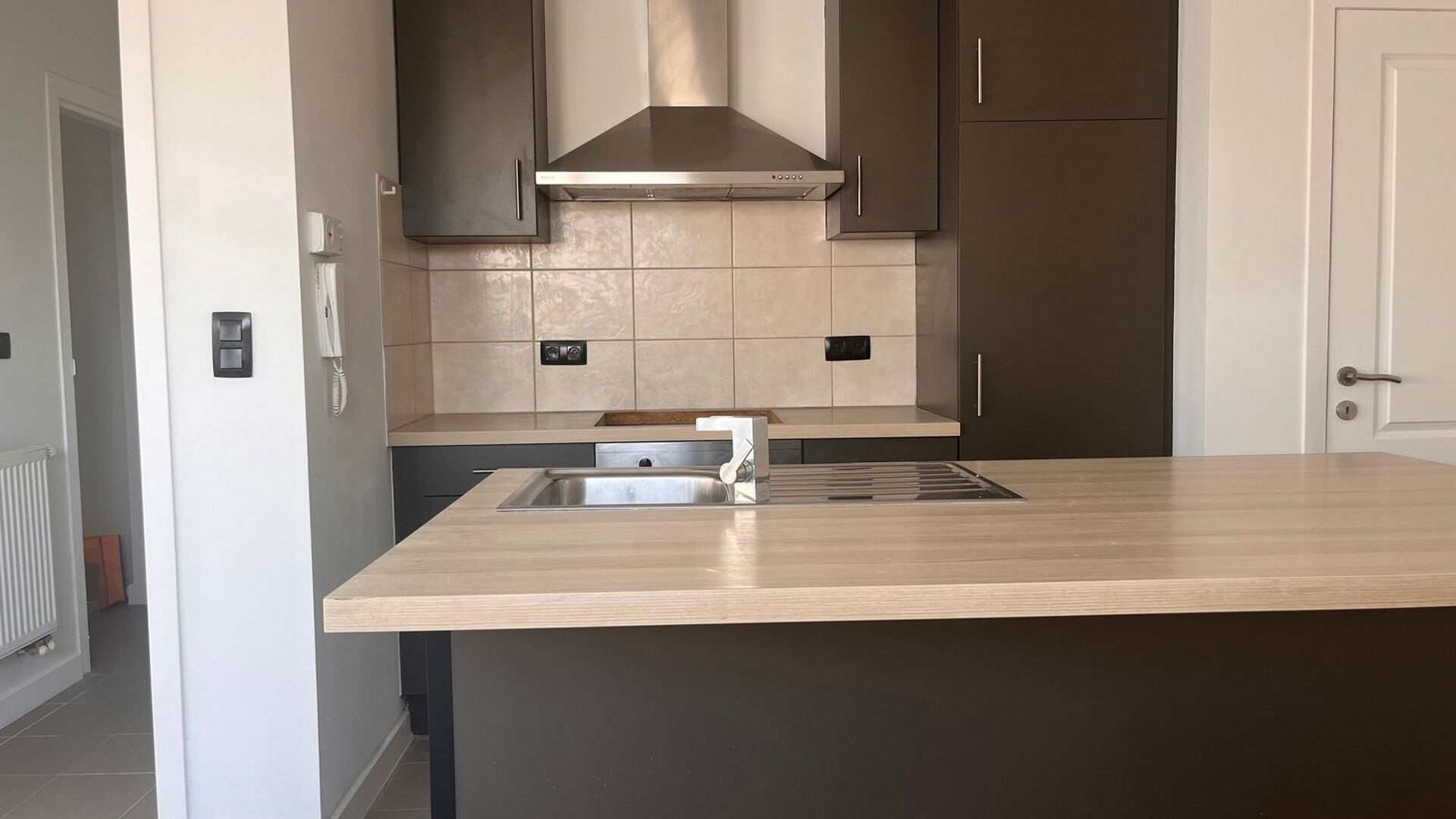 Dit tof duplex-appartement is gelegen in een hoekwoning en omvat de eerste en tweede verdieping. Het eerste verdiep heeft een inkomhal met apart toilet, zeer lichtrijke leefruimte met open geïnstalleerde keuken en aansluitend een berging met aansluiting 