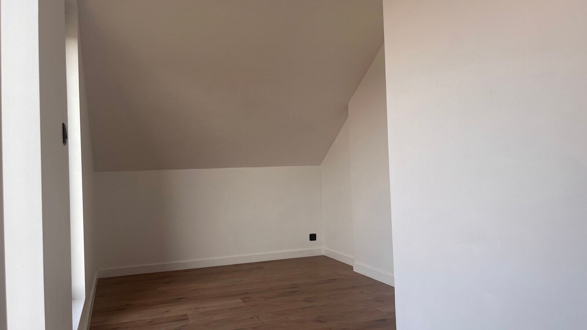 Dit tof duplex-appartement is gelegen in een hoekwoning en omvat de eerste en tweede verdieping. Het eerste verdiep heeft een inkomhal met apart toilet, zeer lichtrijke leefruimte met open geïnstalleerde keuken en aansluitend een berging met aansluiting 