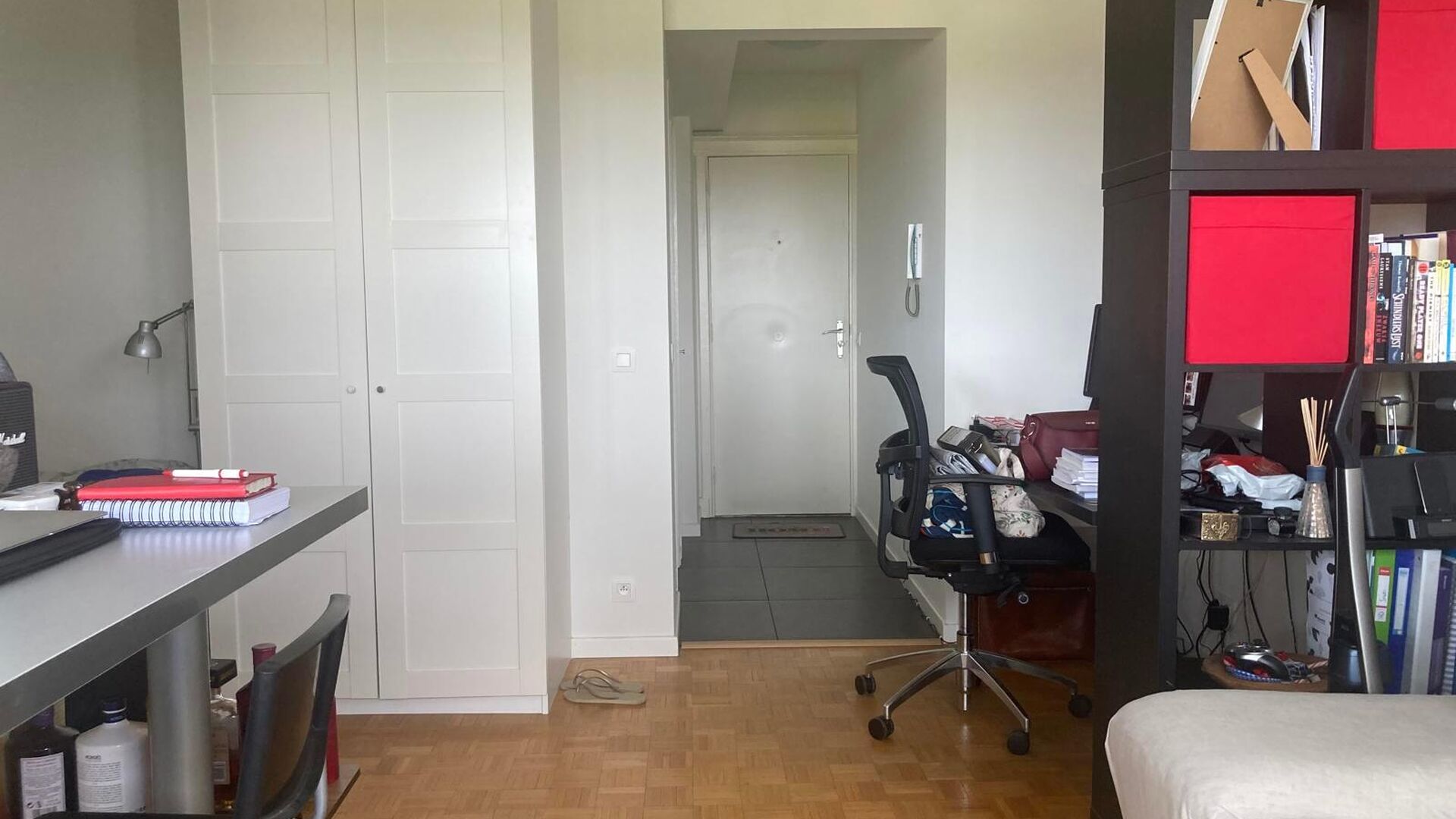 Ce magnifique studio est situé au 23b Tervuursevest au 15ème étage. Il se compose d'un hall d'entrée, d'un coin chambre avec une cuisine ouverte équipée à côté, d'un coin salon avec un espace sur le côté pour un bureau si nécessaire et d'une s