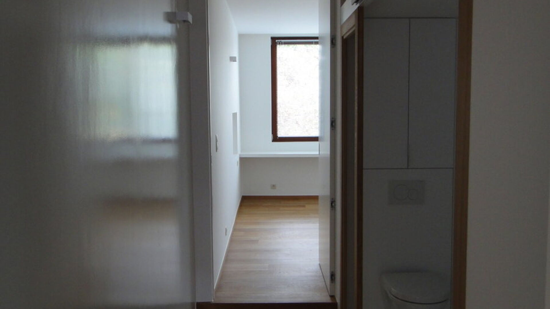 Appartement récent, moderne et très lumineux au premier étage dans le Nouveau Quartier. L'appartement d'une chambre à coucher dispose à l'entrée d'un débarras avec branchement de machine à laver, d'un espace de vie lumineux avec une cuisine ouvert