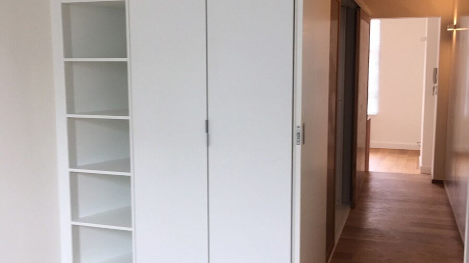 Appartement récent, moderne et très lumineux au premier étage dans le Nouveau Quartier. L'appartement d'une chambre à coucher dispose à l'entrée d'un débarras avec branchement de machine à laver, d'un espace de vie lumineux avec une cuisine ouvert