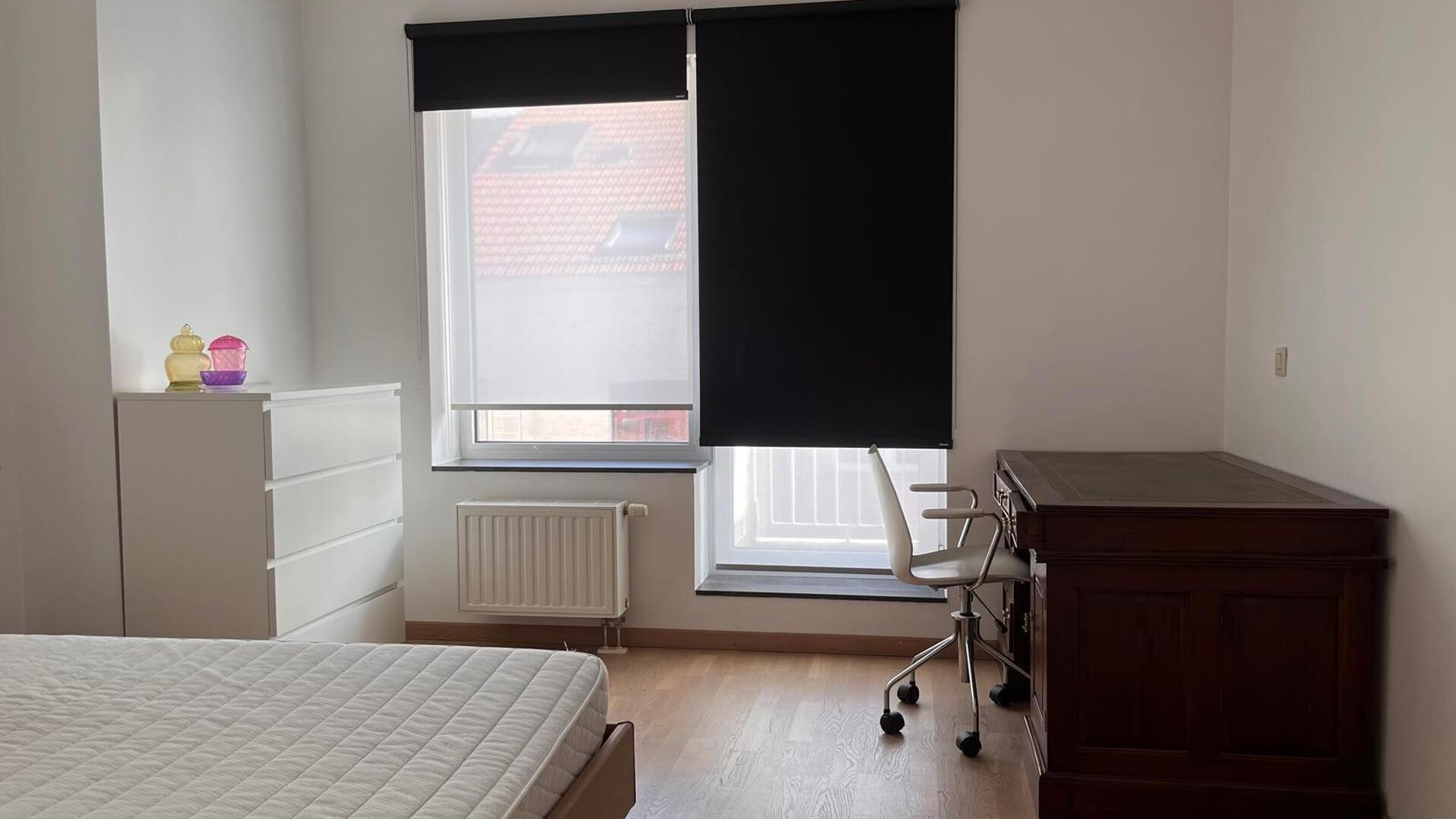 The apartment is located on Rector De Somerplein, one of the most beautiful squares in Leuven and is located on the third floor with a nice view over the square and the big market. The property has a spacious living room, open kitchen, storage room, entra