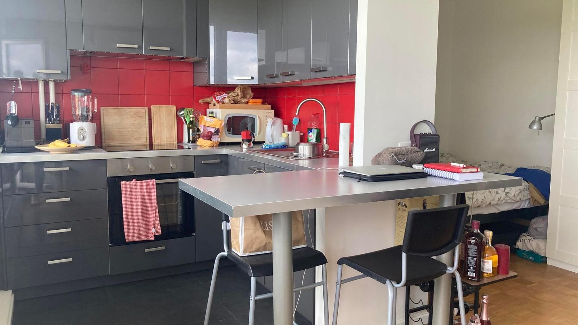 This beautiful studio is located on Tervuursevest 23b on the 15th floor. The property has an entrance hall, sleeping area with next to it an open installed kitchen, living area with space on its side to possibly place a desk and a separate bathroom. In ad