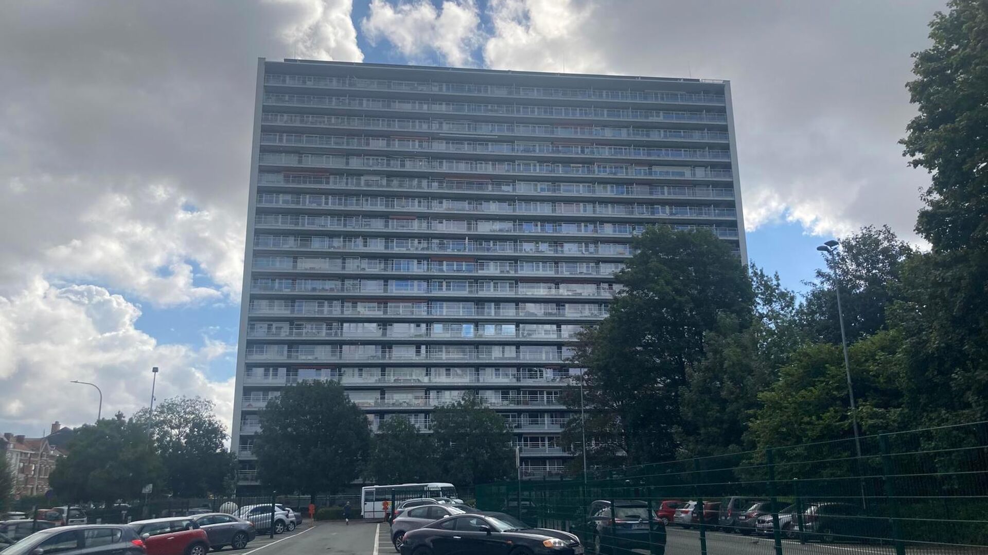 This beautiful studio is located on Tervuursevest 23b on the 15th floor. The property has an entrance hall, sleeping area with next to it an open installed kitchen, living area with space on its side to possibly place a desk and a separate bathroom. In ad