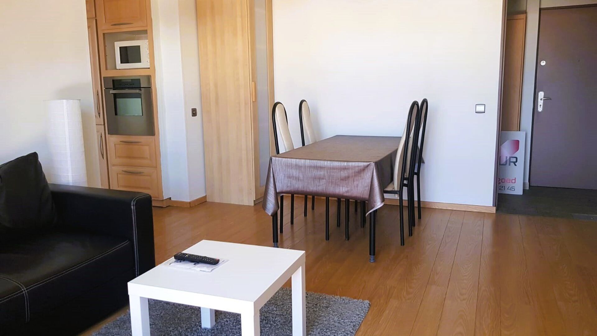 This apartment is located on the fourth floor of residence Geertrui, in a quiet location. It has an entrance hall with separate toilet, bright living space and adjacent conveniently installed kitchen. At the back 2 bedrooms, 1 with bathroom. The apartment