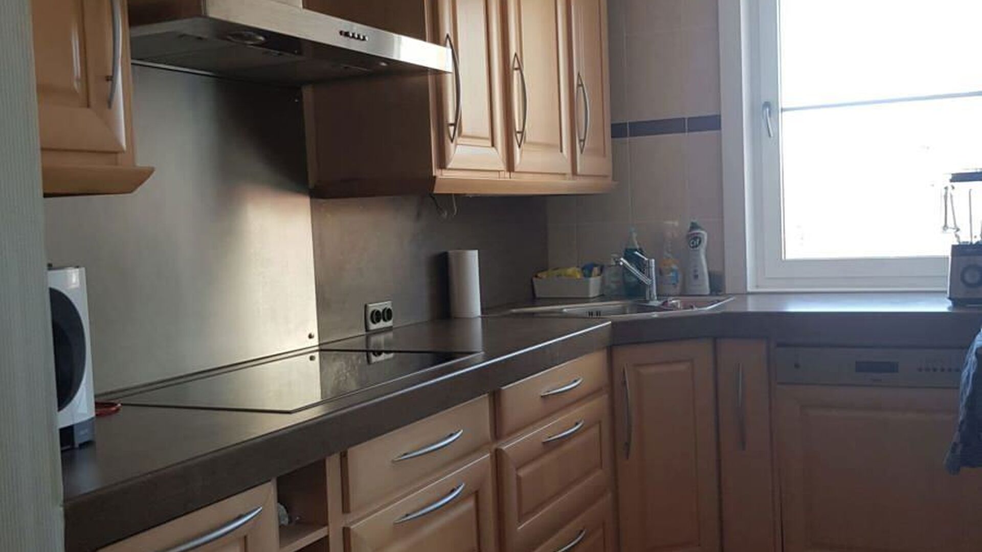 This apartment is located on the fourth floor of residence Geertrui, in a quiet location. It has an entrance hall with separate toilet, bright living space and adjacent conveniently installed kitchen. At the back 2 bedrooms, 1 with bathroom. The apartment