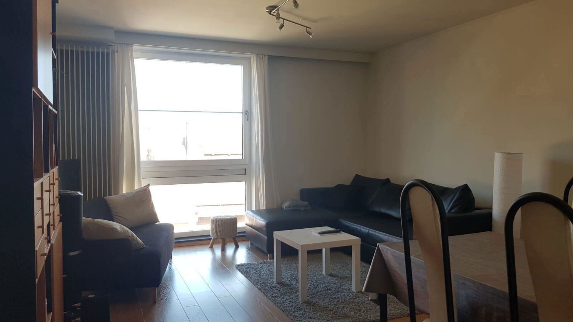 This apartment is located on the fourth floor of residence Geertrui, in a quiet location. It has an entrance hall with separate toilet, bright living space and adjacent conveniently installed kitchen. At the back 2 bedrooms, 1 with bathroom. The apartment