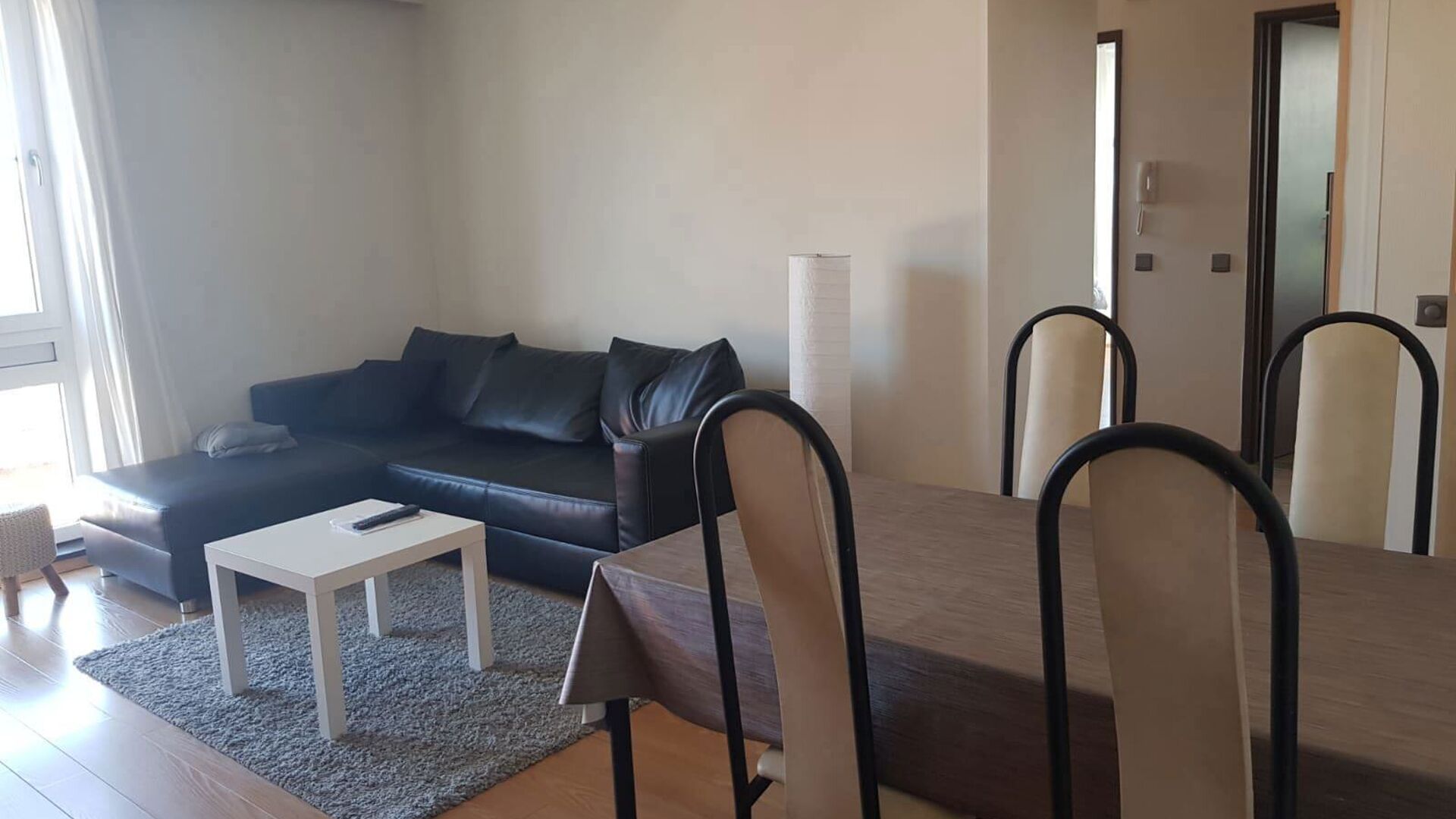 This apartment is located on the fourth floor of residence Geertrui, in a quiet location. It has an entrance hall with separate toilet, bright living space and adjacent conveniently installed kitchen. At the back 2 bedrooms, 1 with bathroom. The apartment