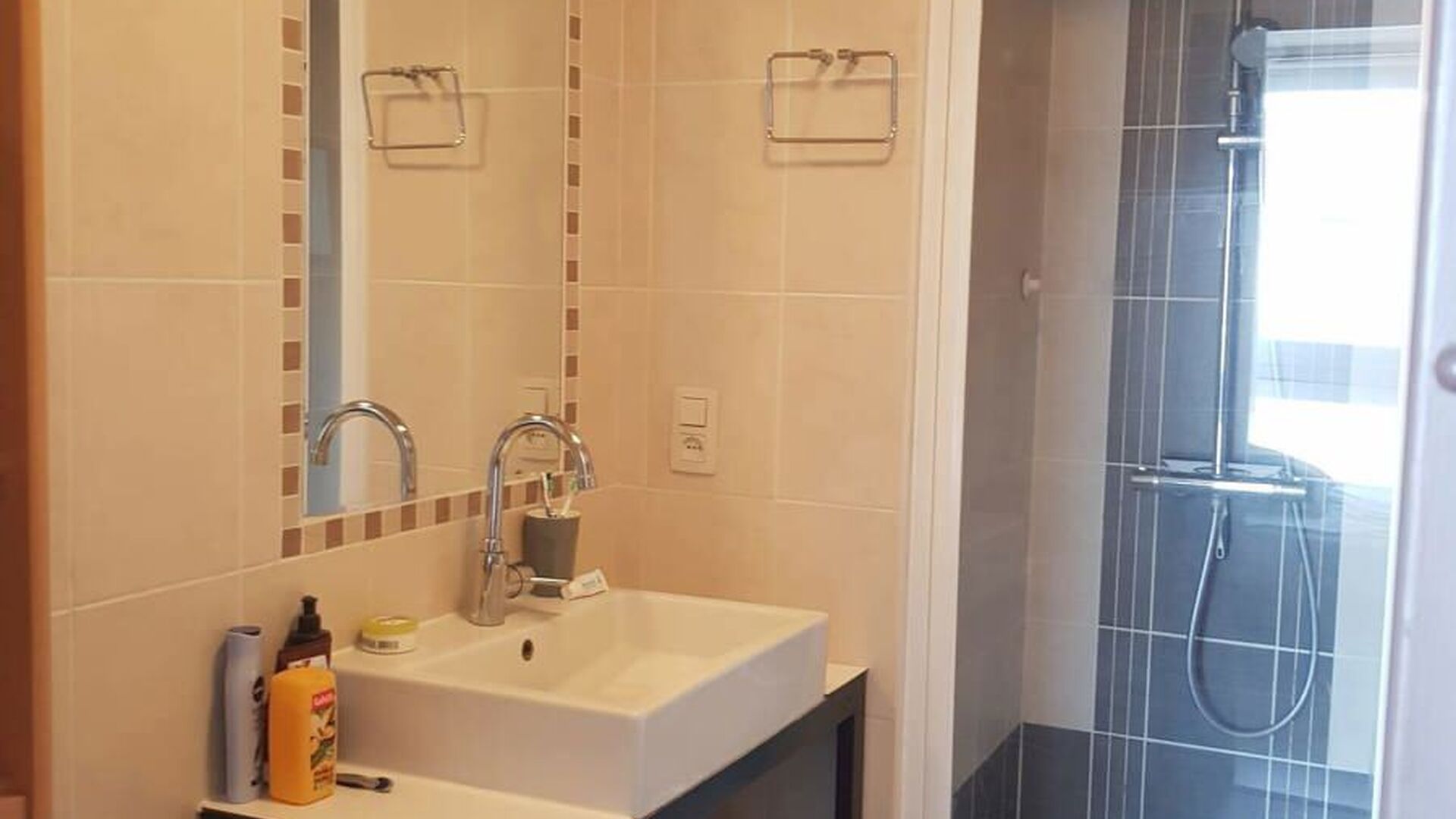 This apartment is located on the fourth floor of residence Geertrui, in a quiet location. It has an entrance hall with separate toilet, bright living space and adjacent conveniently installed kitchen. At the back 2 bedrooms, 1 with bathroom. The apartment