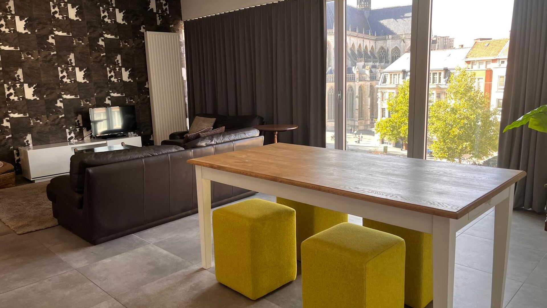 The apartment is located on Rector De Somerplein, one of the most beautiful squares in Leuven and is located on the third floor with a nice view over the square and the big market. The property has a spacious living room, open kitchen, storage room, entra