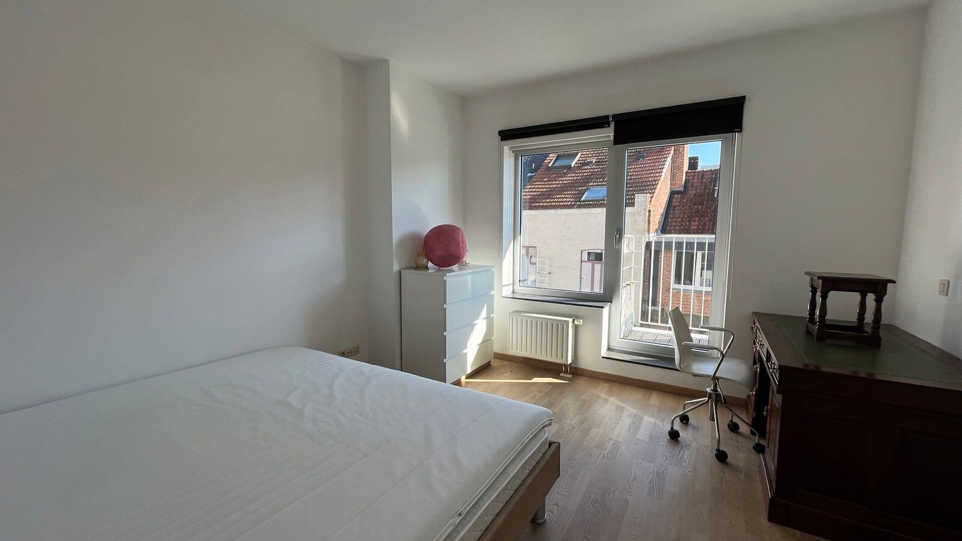 The apartment is located on Rector De Somerplein, one of the most beautiful squares in Leuven and is located on the third floor with a nice view over the square and the big market. The property has a spacious living room, open kitchen, storage room, entra