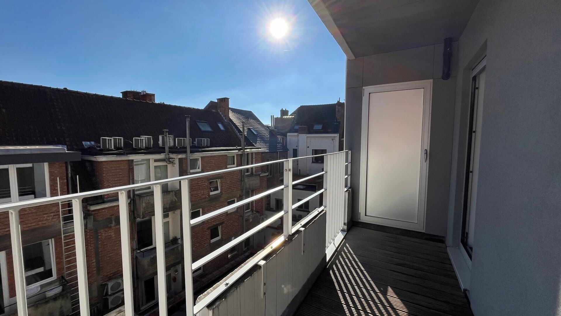 The apartment is located on Rector De Somerplein, one of the most beautiful squares in Leuven and is located on the third floor with a nice view over the square and the big market. The property has a spacious living room, open kitchen, storage room, entra