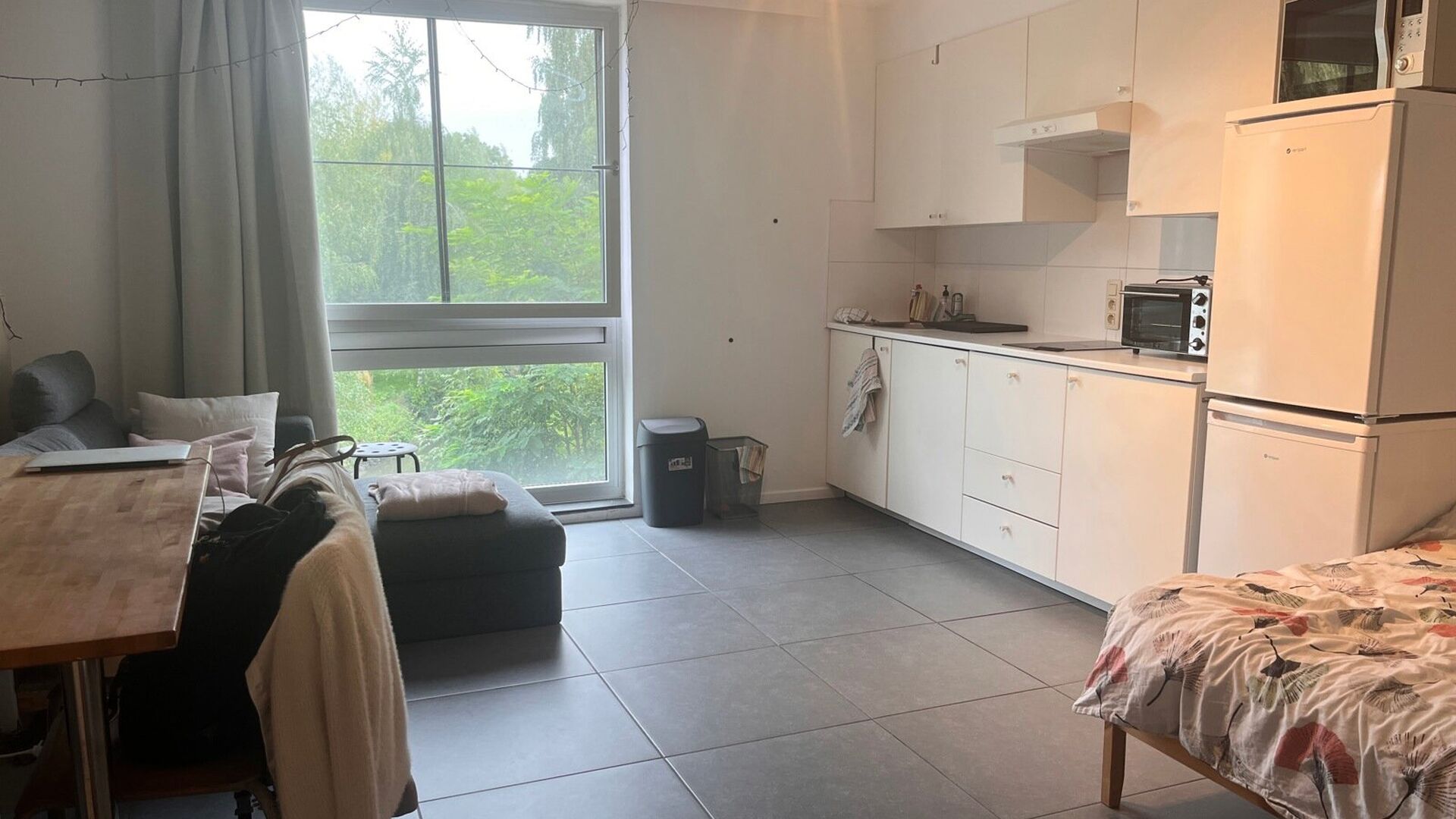 This nice studio is located in the Mechelsestraat with a nice green view over the Dijle. The studio has an entrance with built-in closet, bathroom with sink, toilet and shower. The living/sleeping area is spacious and bright with kitchen wall. Large windo