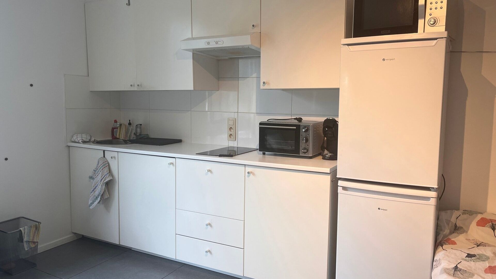 This nice studio is located in the Mechelsestraat with a nice green view over the Dijle. The studio has an entrance with built-in closet, bathroom with sink, toilet and shower. The living/sleeping area is spacious and bright with kitchen wall. Large windo