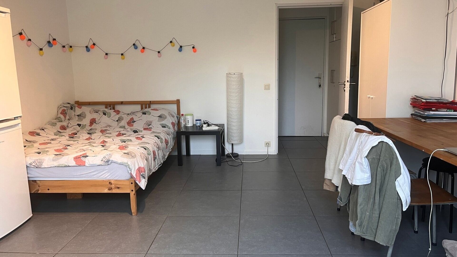 This nice studio is located in the Mechelsestraat with a nice green view over the Dijle. The studio has an entrance with built-in closet, bathroom with sink, toilet and shower. The living/sleeping area is spacious and bright with kitchen wall. Large windo