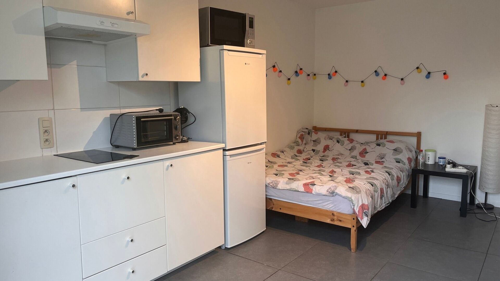 This nice studio is located in the Mechelsestraat with a nice green view over the Dijle. The studio has an entrance with built-in closet, bathroom with sink, toilet and shower. The living/sleeping area is spacious and bright with kitchen wall. Large windo