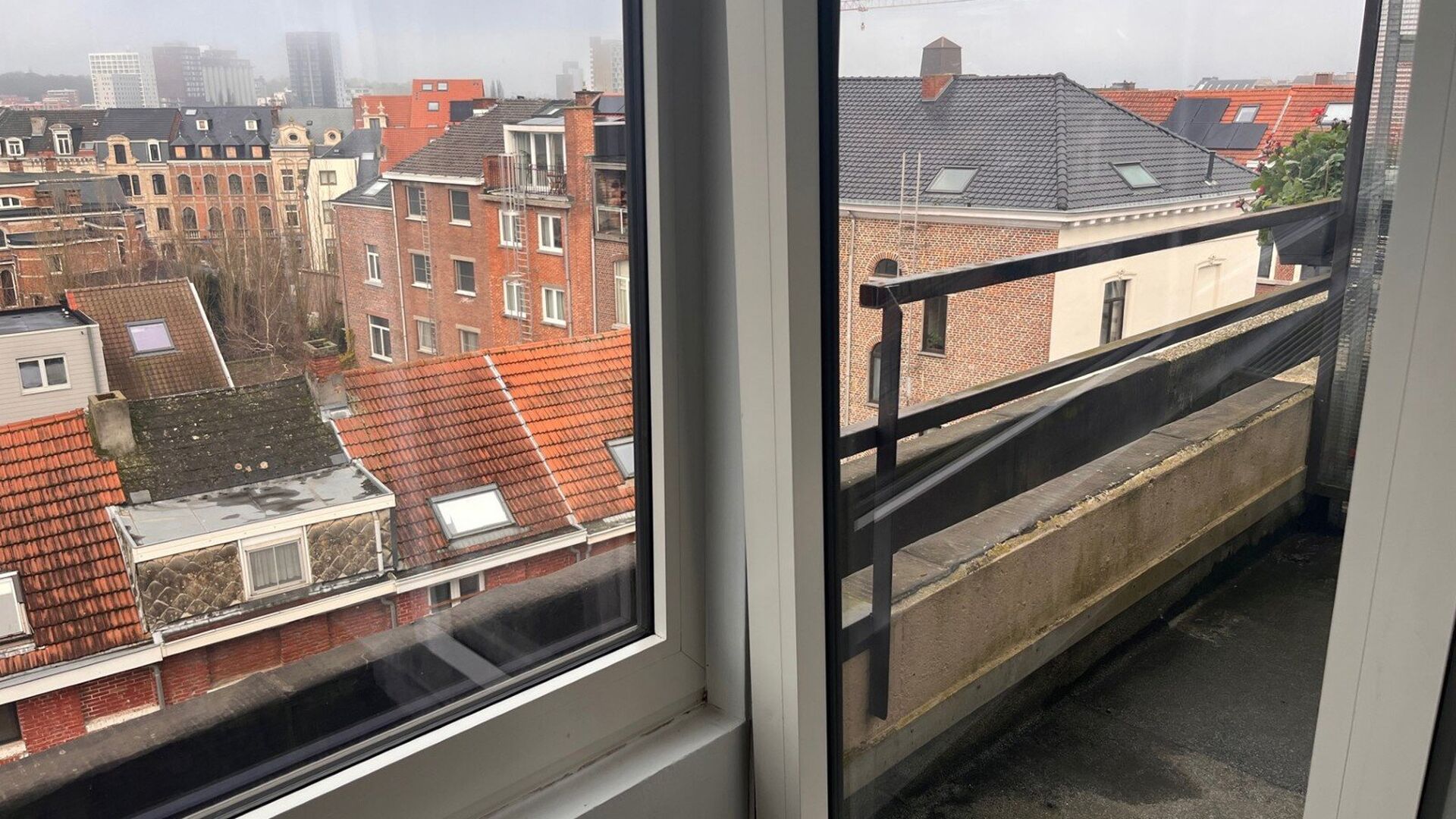 A well maintained semi-furnished 1 bedroom apartment on the second floor, located close to Leuven station, shopping street, autostrade,.... One enters the apartment via an internal staircase. Through the corridor you enter the living room with lots of lig