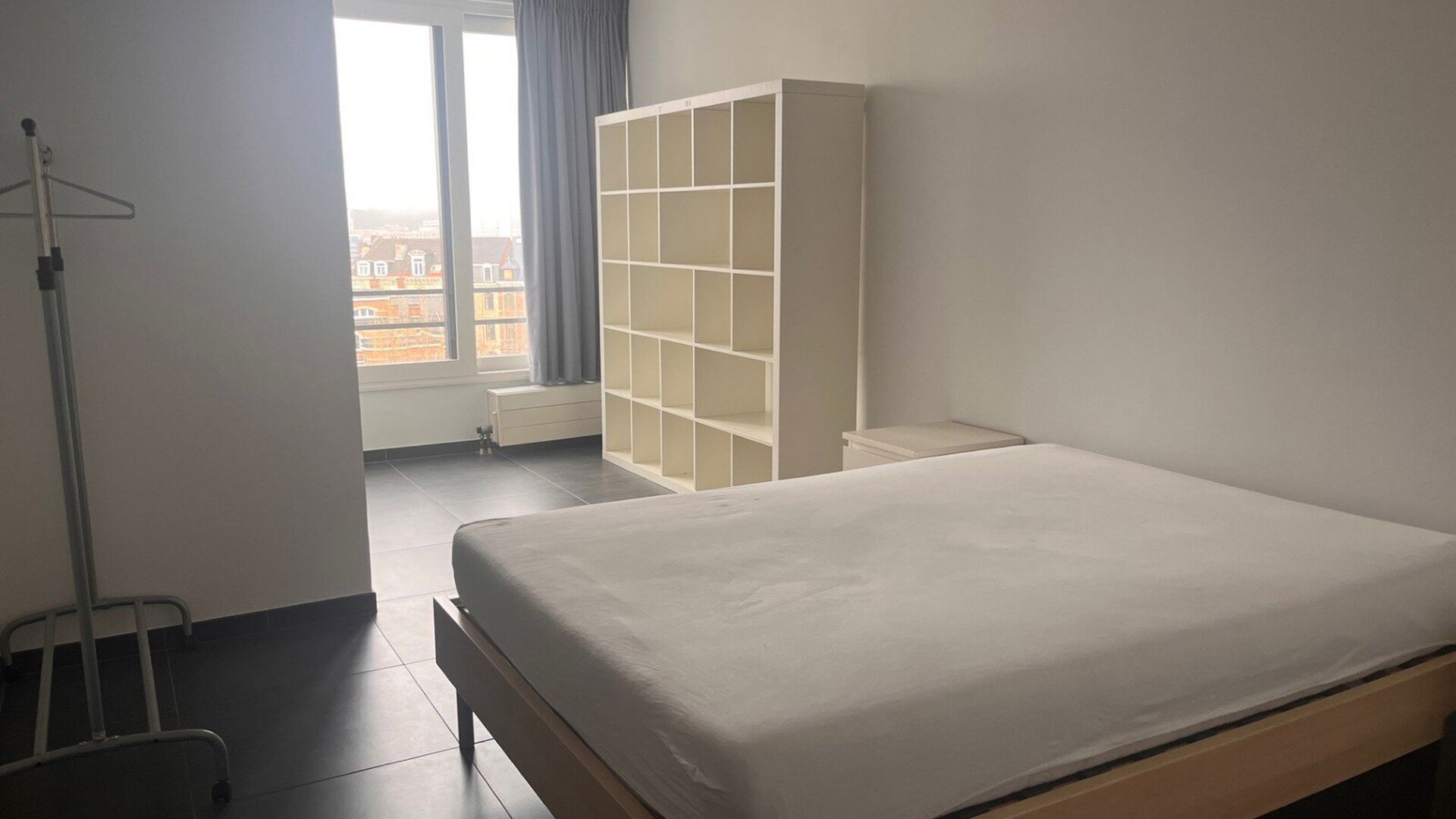 A well maintained semi-furnished 1 bedroom apartment on the second floor, located close to Leuven station, shopping street, autostrade,.... One enters the apartment via an internal staircase. Through the corridor you enter the living room with lots of lig