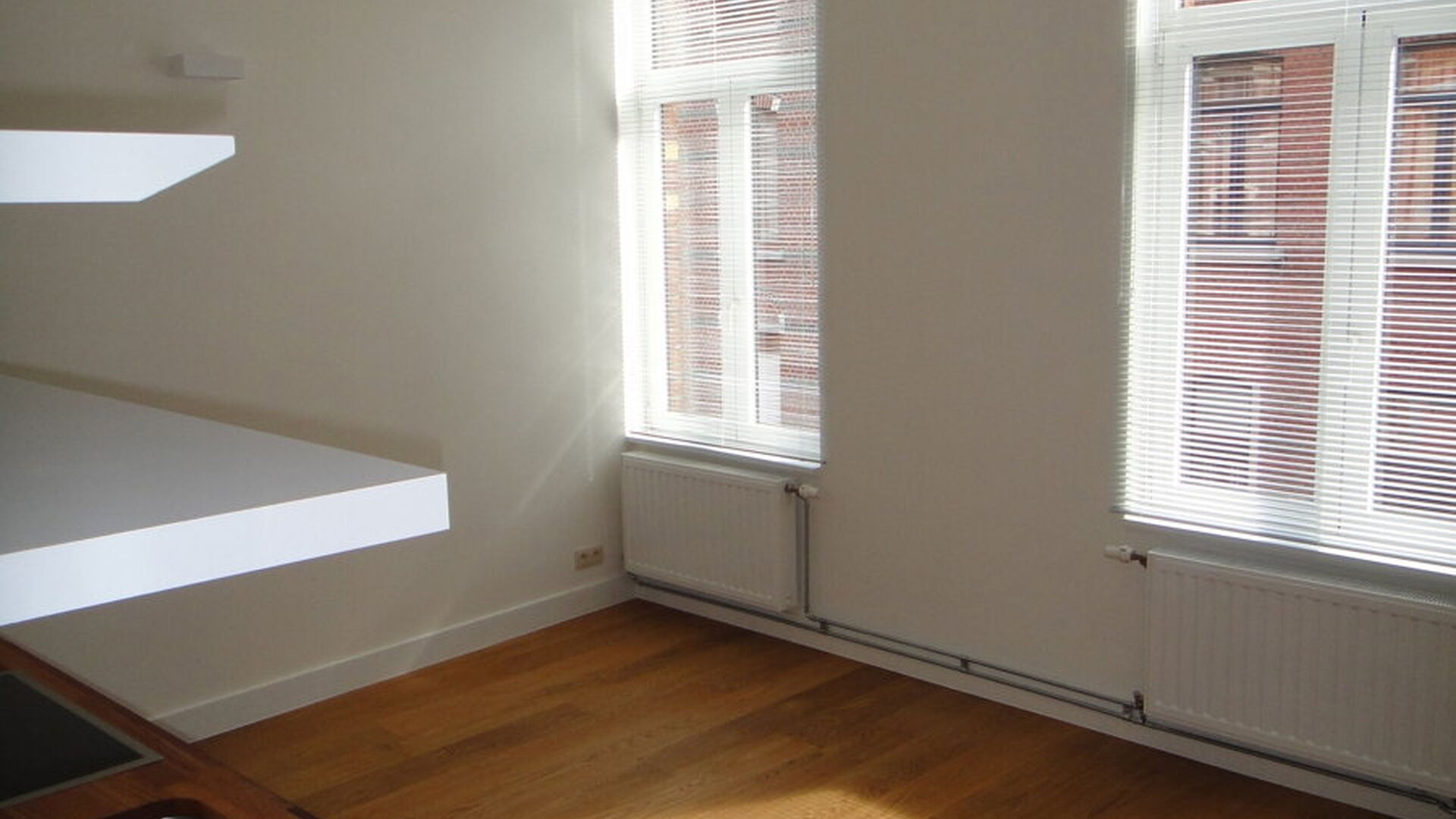 Recent, modern and very bright flat on the second floor in the New Quarter. The 1 bedroom apartment has at the entrance a storage room with washing machine connection, a bright living room with open installed kitchen. A corridor with an integrated bathroo