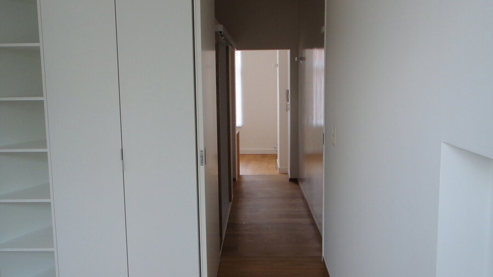 Recent, modern and very bright flat on the second floor in the New Quarter. The 1 bedroom apartment has at the entrance a storage room with washing machine connection, a bright living room with open installed kitchen. A corridor with an integrated bathroo