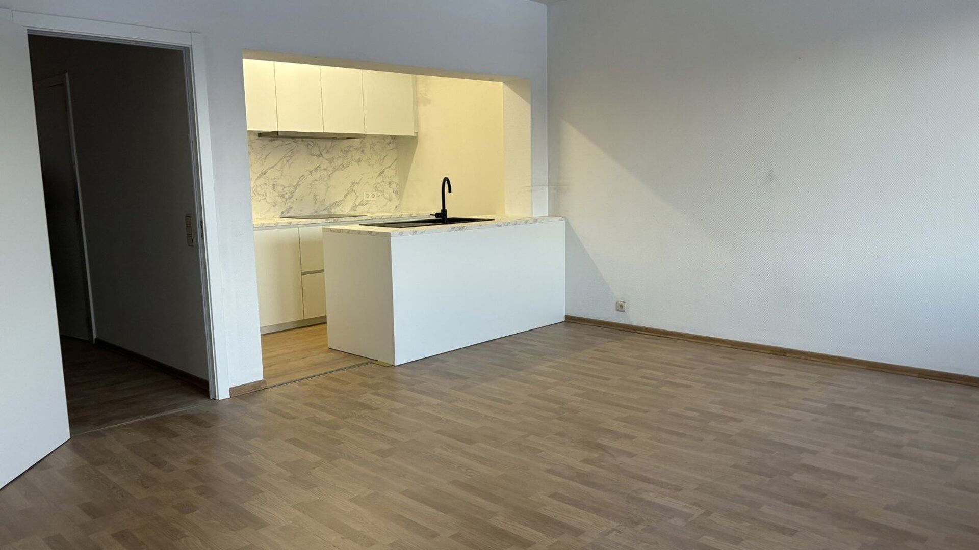 Spacious and bright 2-bedroom apartment on the second floor with terrace and green view in Residentie Armane including one parking space. 

Ideally located close to the city center, Gasthuisberg, Imec, Sportkot department stores and also easy access to mo