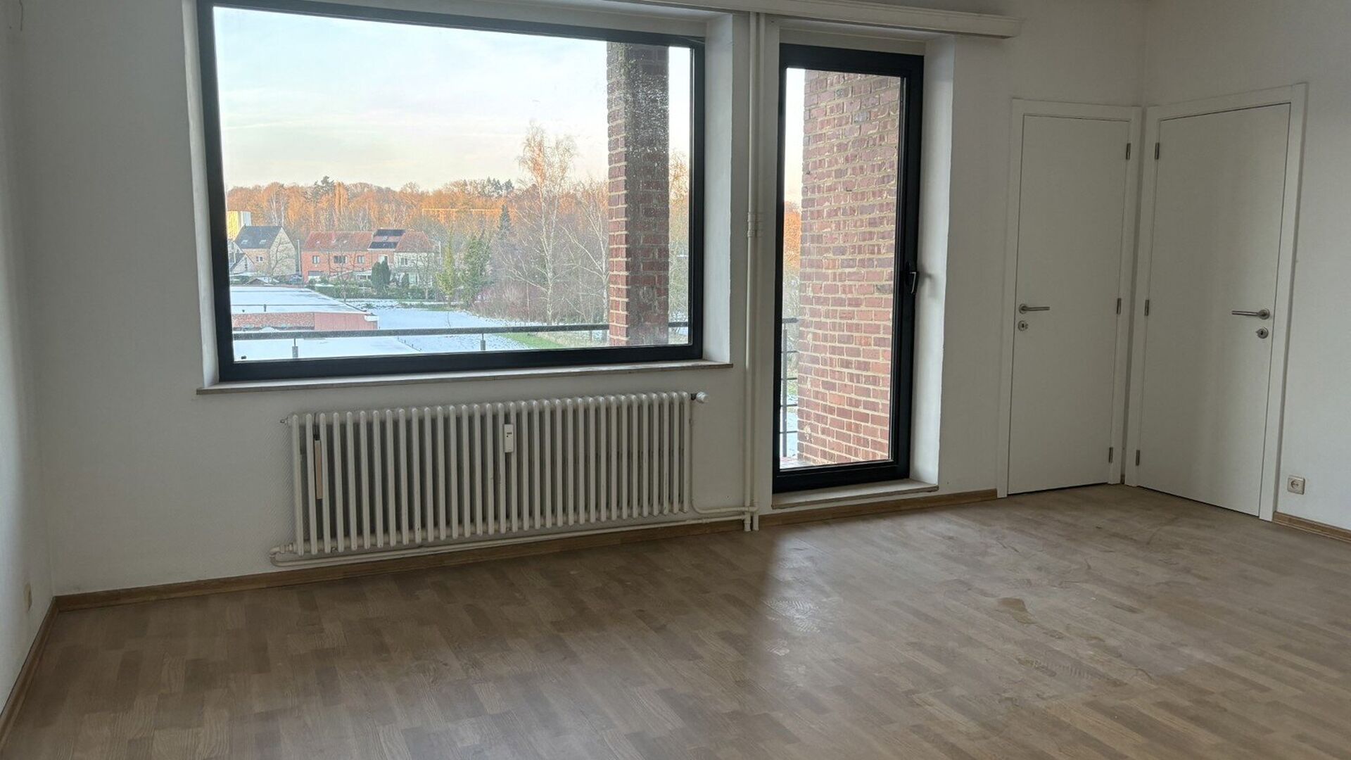 Spacious and bright 2-bedroom apartment on the second floor with terrace and green view in Residentie Armane including one parking space. 

Ideally located close to the city center, Gasthuisberg, Imec, Sportkot department stores and also easy access to mo