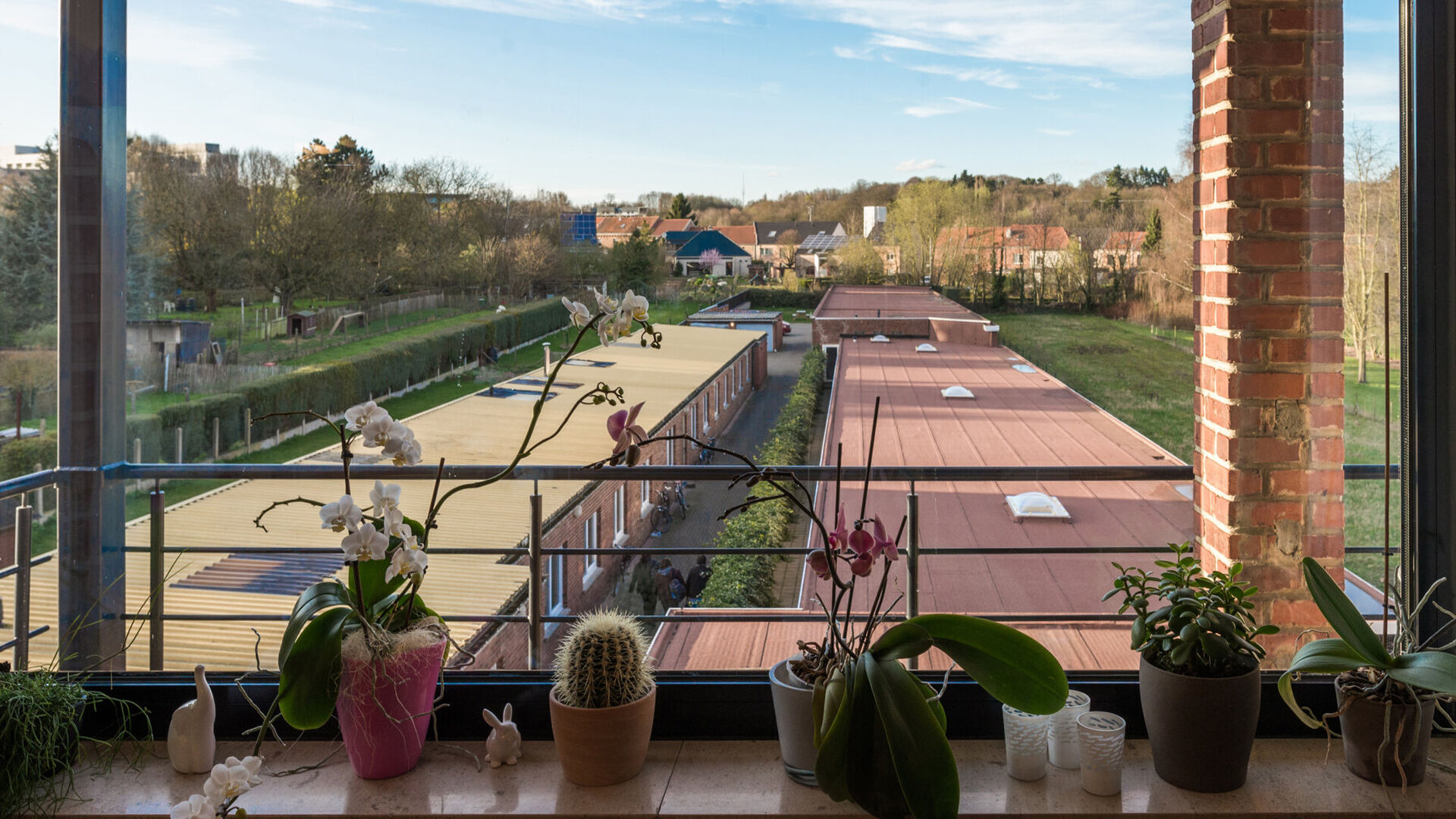 Spacious and bright 2-bedroom apartment on the second floor with terrace and green view in Residentie Armane including one parking space. 

Ideally located close to the city center, Gasthuisberg, Imec, Sportkot department stores and also easy access to mo