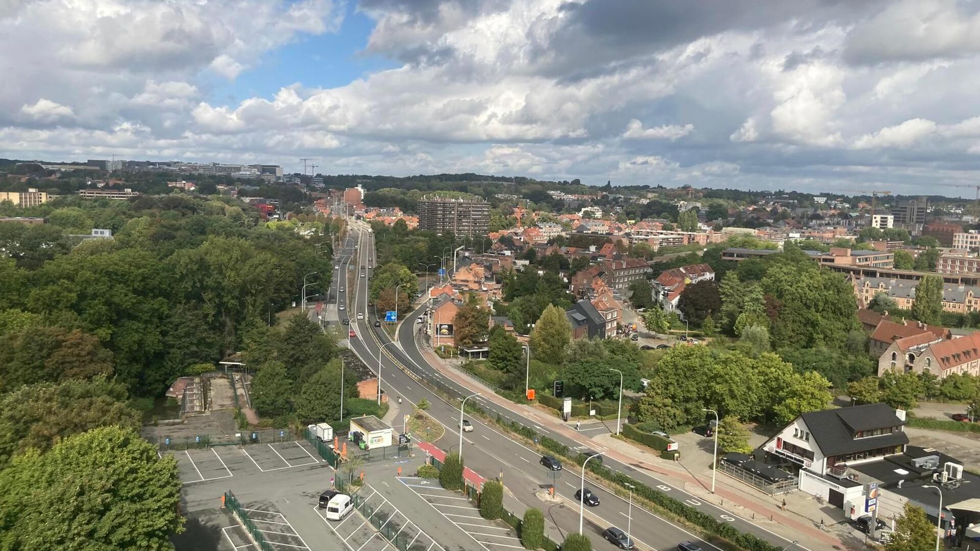 Deze mooie studio is gelegen op de Tervuursevest 23b op de 15de verdieping. Het pand beschikt over een inkomhal, slaaphoek met daarnaast een open geïnstalleerde keuken, leefruimte met aan zijn zijde plaats om eventueel een bureau te plaatsen en een apart