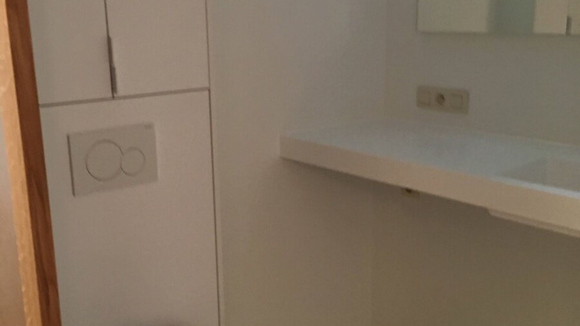 Recent, modern en zeer lichtrijke flat op de eerste verdieping in het Nieuw Kwartier. Het 1 slaapkamer-appartement heeft aan de ingang een berging met aansluiting wasmachine, een lichtrijke leefruimte met open geïnstalleerde keuken. Een gang met een geï