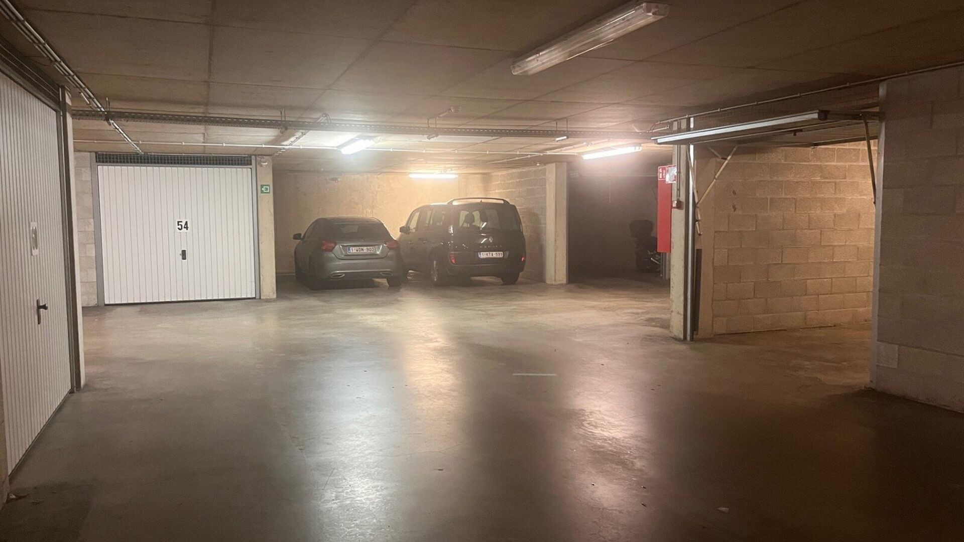 Box de garage souterrain situé au centre, à l'étage -2 de la Résidence Cartijnenveld. L'accès se fait par la rue Dagoberstraat et ce box dispose d'une porte roulante verrouillable. Le box est disponible immédiatement, le loyer est de €130/mois. (