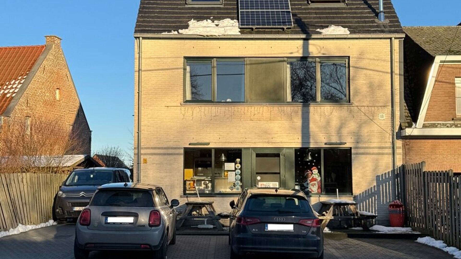 Ben je op zoek naar een unieke kans om een succesvolle frituur met ruime woning over te nemen? Dit prachtige pand aan de Tiensesteenweg 67a in Binkom biedt alles wat je nodig hebt om te wonen én ondernemen op één locatie!

Specificaties:

Perceelopperv