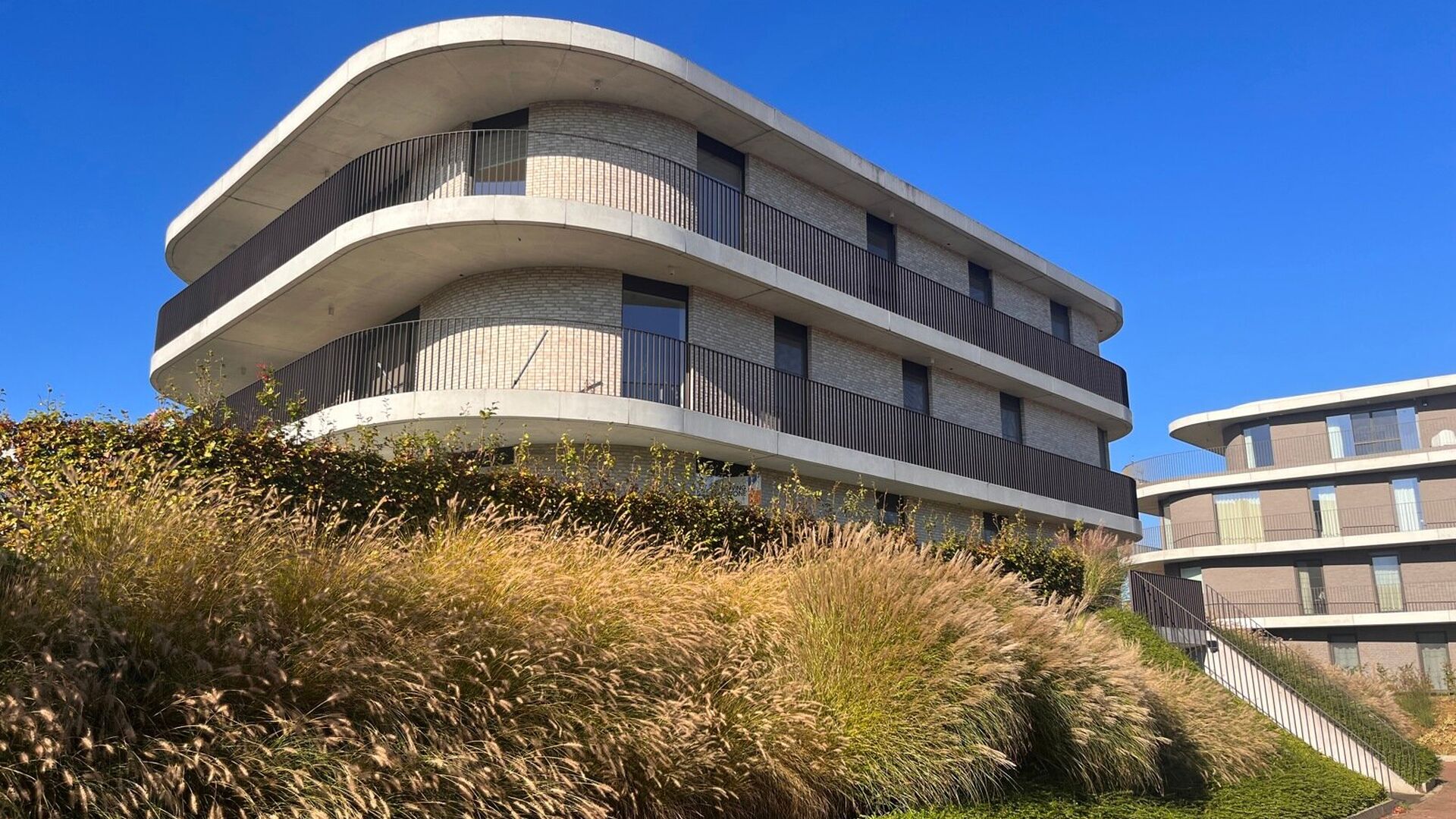 Prachtig nieuwbouw gelijkvloers appartement in residentie Meadow, gelegen in Herent. Dit moderne appartement beschikt over twee ruime slaapkamers, een gezellig terras en een privétuin waar u heerlijk kunt ontspannen. De leefruimte baadt in het licht en s