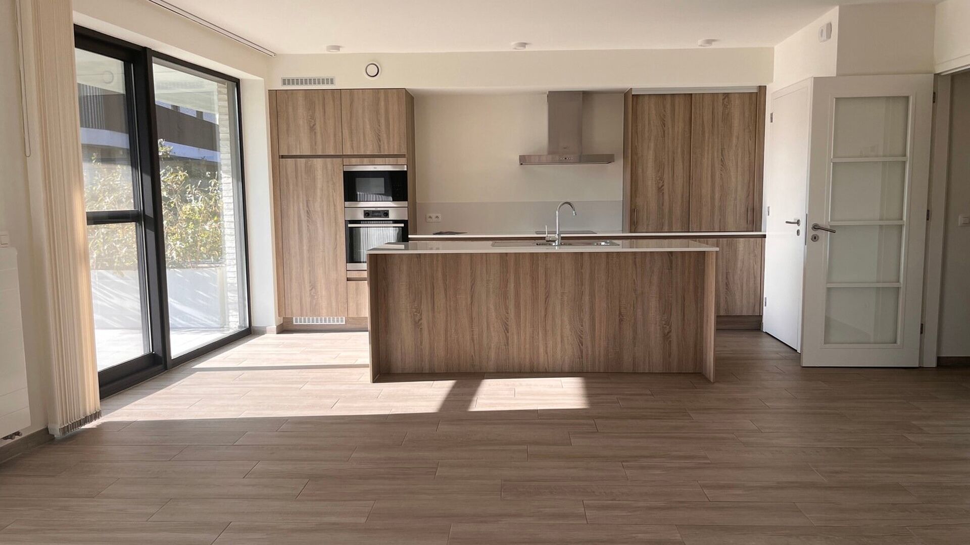 Prachtig nieuwbouw gelijkvloers appartement in residentie Meadow, gelegen in Herent. Dit moderne appartement beschikt over twee ruime slaapkamers, een gezellig terras en een privétuin waar u heerlijk kunt ontspannen. De leefruimte baadt in het licht en s