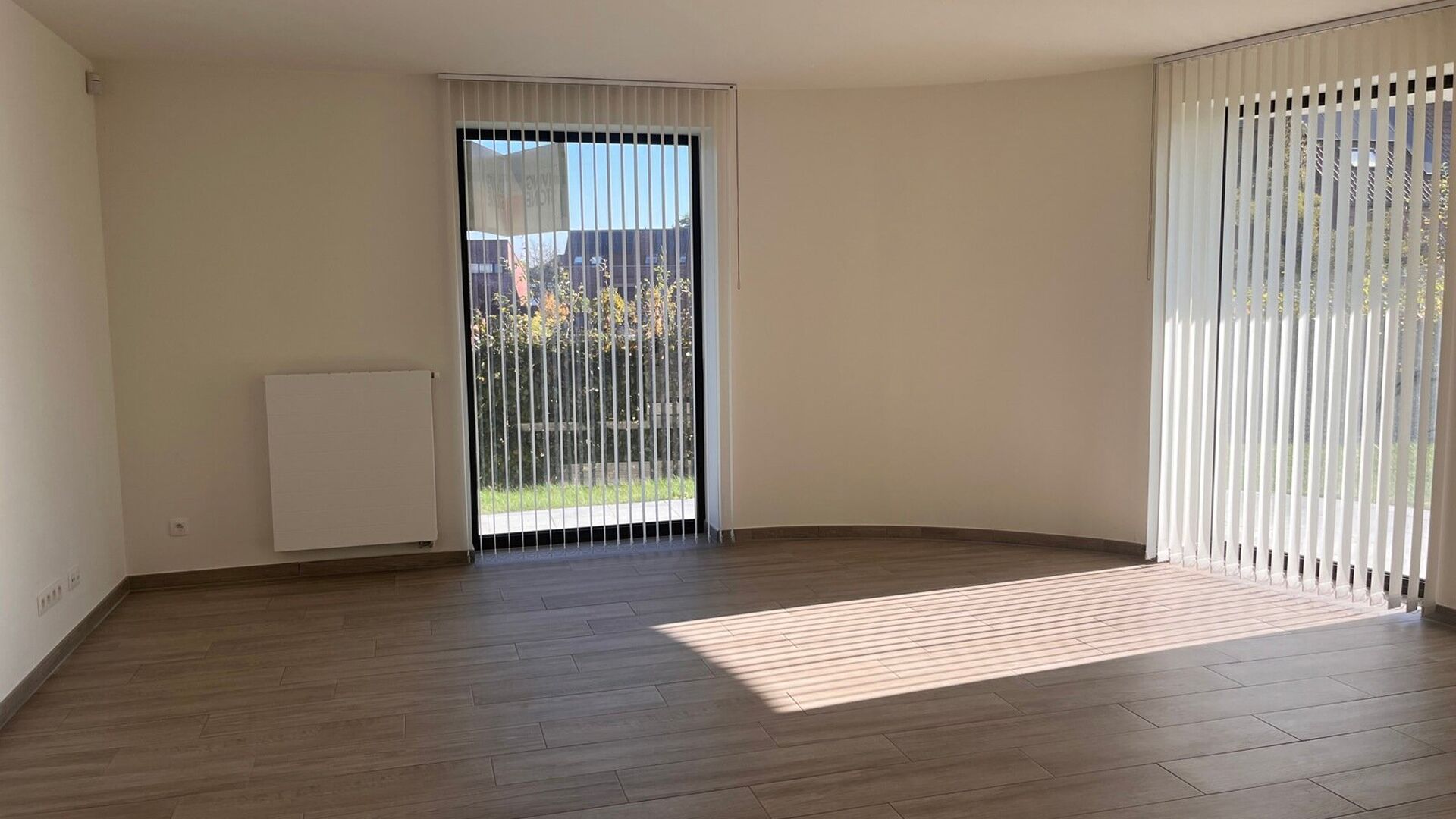 Prachtig nieuwbouw gelijkvloers appartement in residentie Meadow, gelegen in Herent. Dit moderne appartement beschikt over twee ruime slaapkamers, een gezellig terras en een privétuin waar u heerlijk kunt ontspannen. De leefruimte baadt in het licht en s