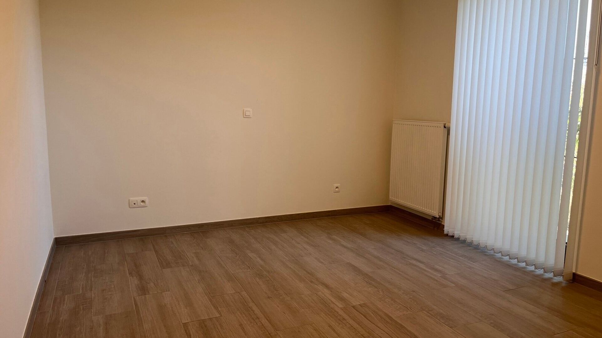 Prachtig nieuwbouw gelijkvloers appartement in residentie Meadow, gelegen in Herent. Dit moderne appartement beschikt over twee ruime slaapkamers, een gezellig terras en een privétuin waar u heerlijk kunt ontspannen. De leefruimte baadt in het licht en s