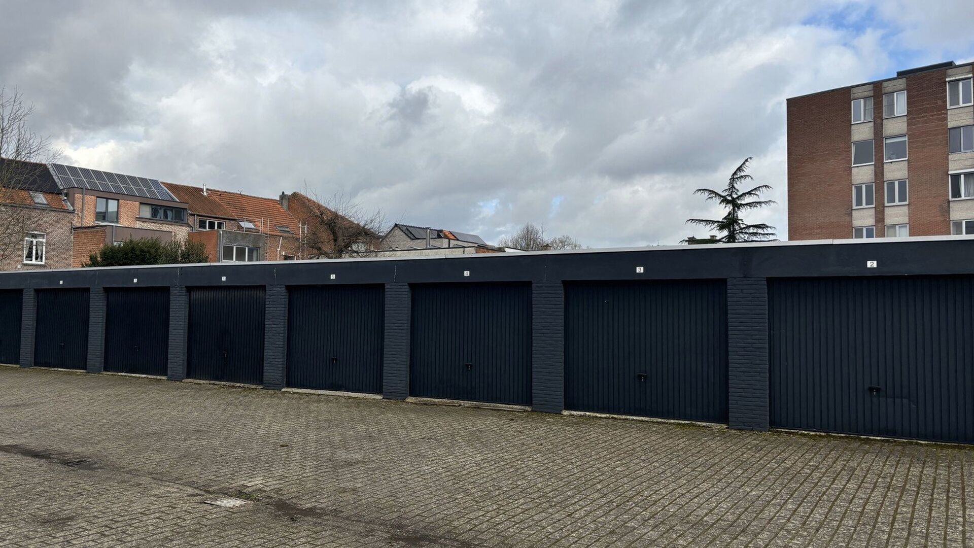 Te huur in Residentie Archiv.1 :  afgesloten garageboxen achteraan het gebouw.  Onmiddellijk beschikbaar. Toegang links van gebouw met afstandsbediening voor bareel. Garagebox zelf heeft een sleutel.  Het betreft box 3. Ideaal voor student die in archiv.1