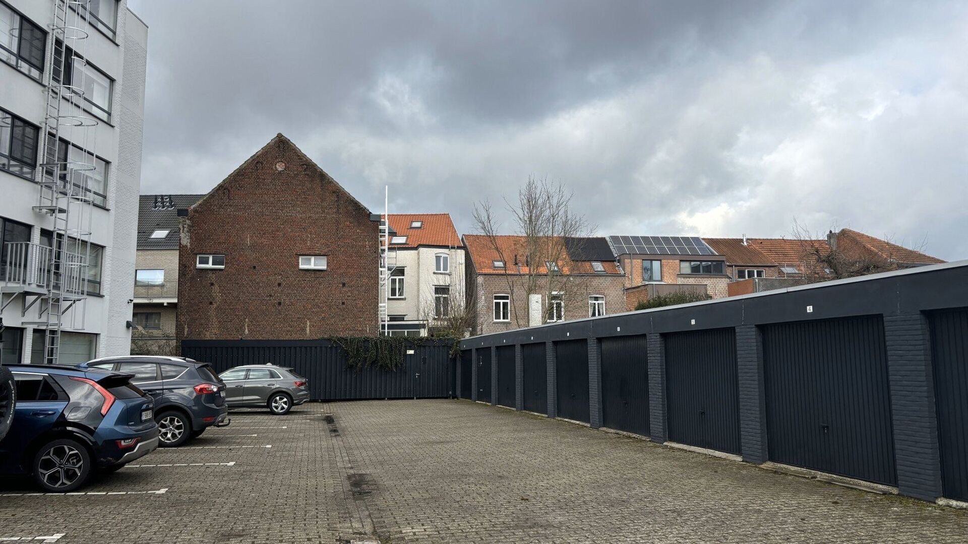 Te huur in Residentie Archiv.1 :  afgesloten garageboxen achteraan het gebouw.  Onmiddellijk beschikbaar. Toegang links van gebouw met afstandsbediening voor bareel. Garagebox zelf heeft een sleutel.  Het betreft box 3. Ideaal voor student die in archiv.1