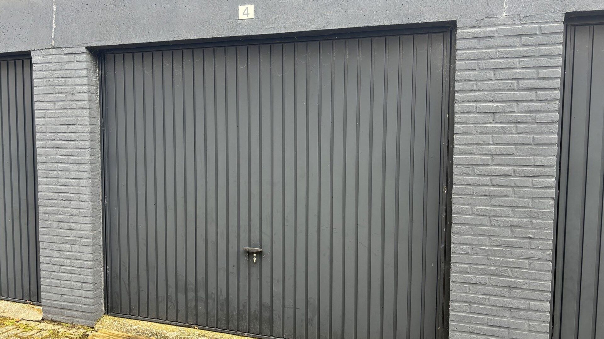 Te huur in Residentie Archiv.1 :  afgesloten garageboxen achteraan het gebouw.  Onmiddellijk beschikbaar. Toegang links van gebouw met afstandsbediening voor bareel. Garagebox zelf heeft een sleutel.  Het betreft box 3. Ideaal voor student die in archiv.1