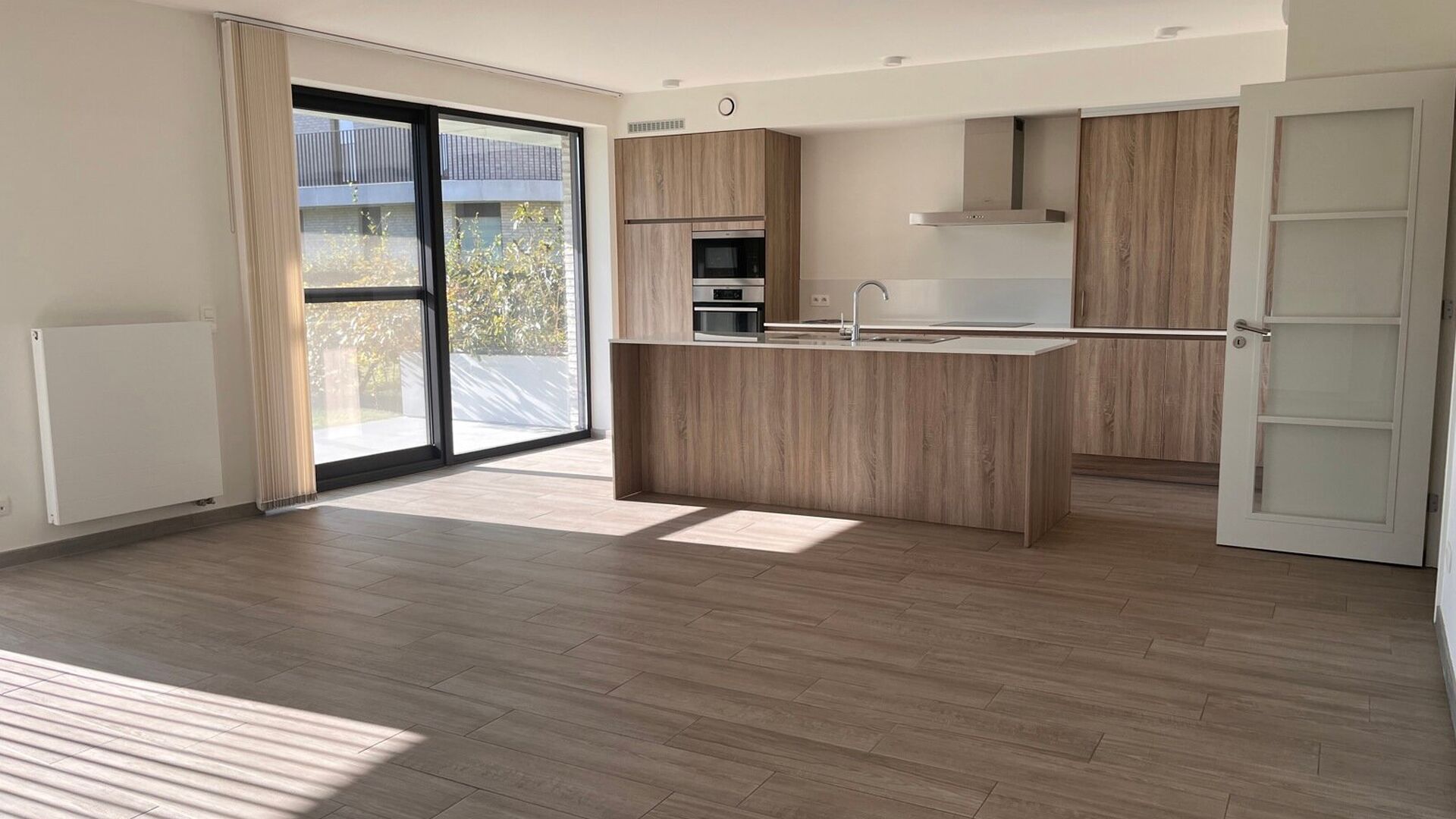 Beautiful new construction ground floor apartment in Meadow residence, located in Herent. This modern apartment features two spacious bedrooms, a cozy terrace and a private garden where you can relax. The living space is bathed in light and seamlessly con