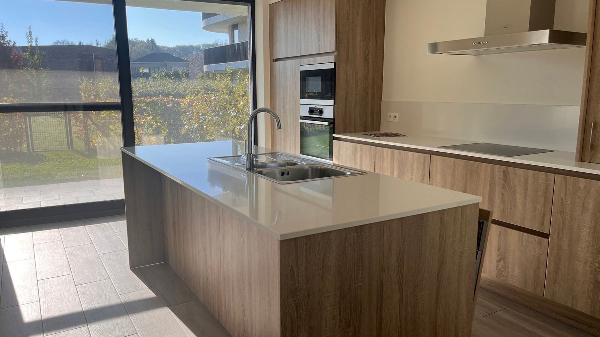 Beautiful new construction ground floor apartment in Meadow residence, located in Herent. This modern apartment features two spacious bedrooms, a cozy terrace and a private garden where you can relax. The living space is bathed in light and seamlessly con