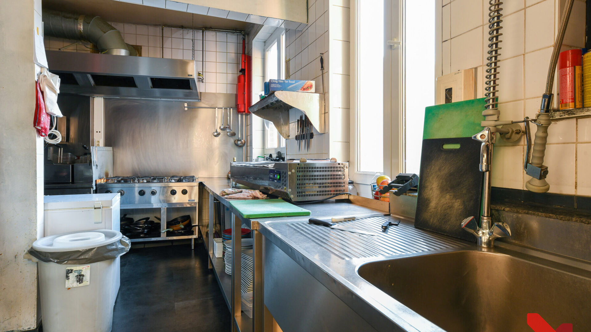 Vous êtes à la recherche de l'emplacement idéal pour votre entreprise de restauration ? Cette charmante propriété située sur la place du Vieux Marché de Louvain offre tout ce dont vous avez besoin. Actuellement aménagée comme un restaurant entiè