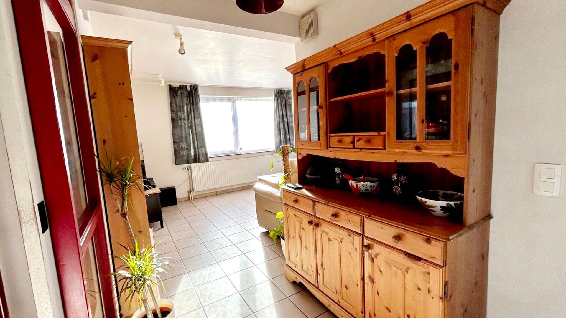 Very quietly located HOB in dead end street, cycling distance from the center of Leuven and with easy access via Tiensesteenweg and E40. The house comprises an entrance hall with separate toilet, cosy sitting area, dining area with semi-open installed kit