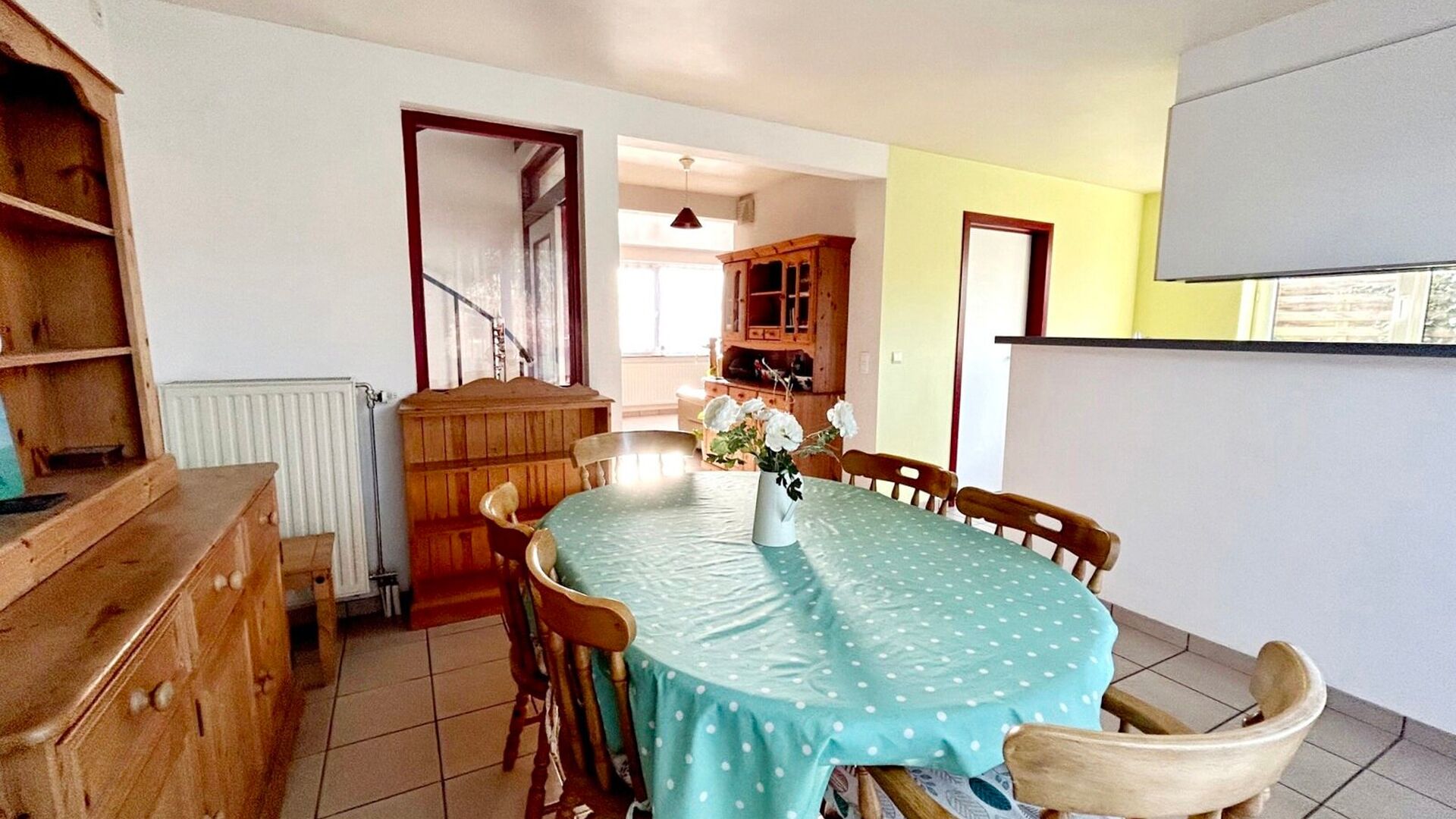 Very quietly located HOB in dead end street, cycling distance from the center of Leuven and with easy access via Tiensesteenweg and E40. The house comprises an entrance hall with separate toilet, cosy sitting area, dining area with semi-open installed kit