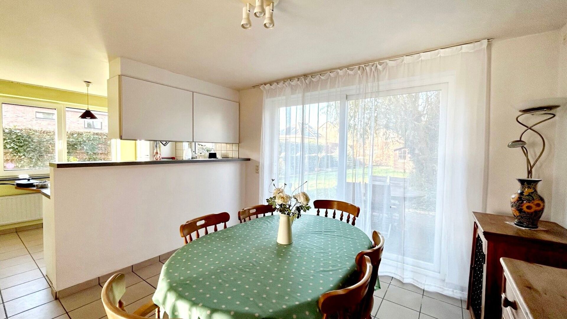 Very quietly located HOB in dead end street, cycling distance from the center of Leuven and with easy access via Tiensesteenweg and E40. The house comprises an entrance hall with separate toilet, cosy sitting area, dining area with semi-open installed kit