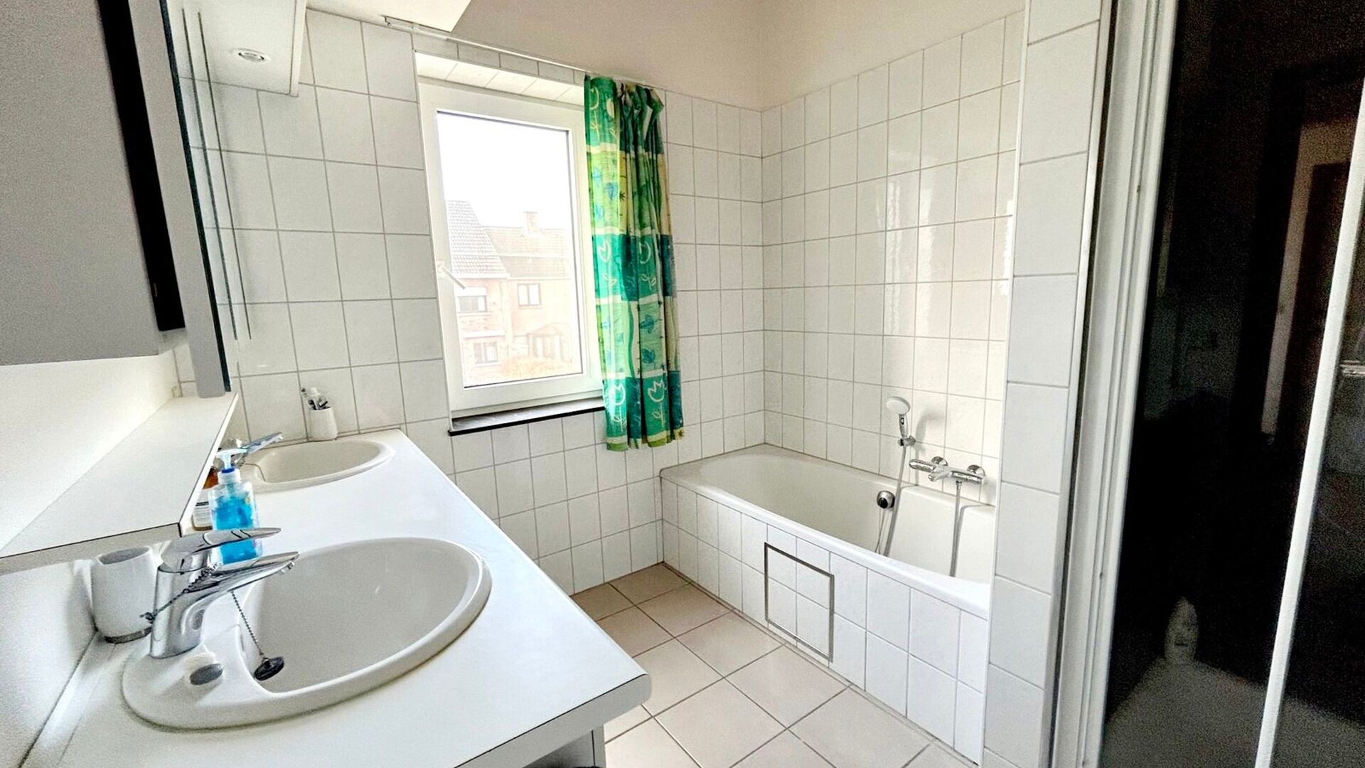 Very quietly located HOB in dead end street, cycling distance from the center of Leuven and with easy access via Tiensesteenweg and E40. The house comprises an entrance hall with separate toilet, cosy sitting area, dining area with semi-open installed kit