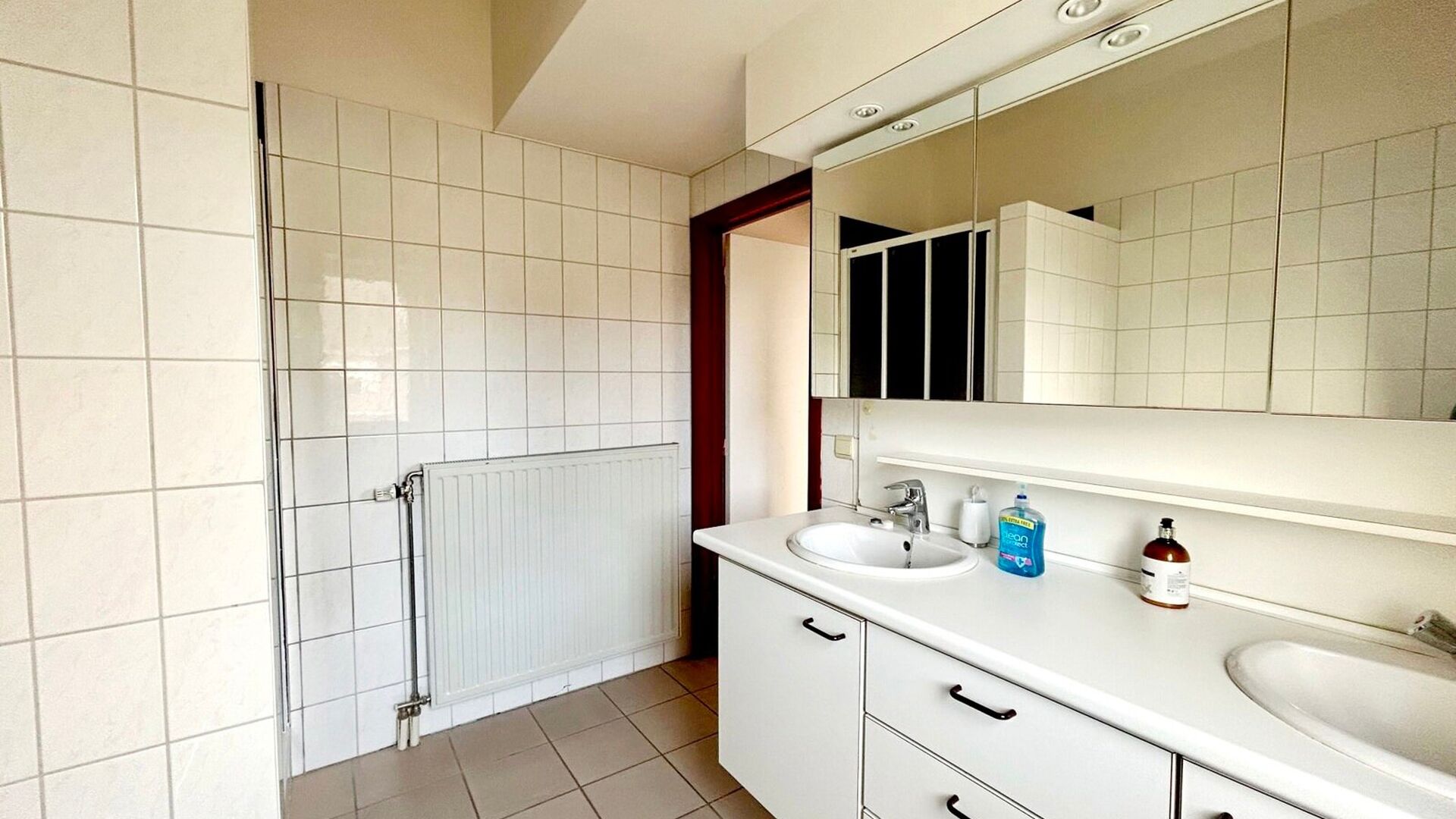 Very quietly located HOB in dead end street, cycling distance from the center of Leuven and with easy access via Tiensesteenweg and E40. The house comprises an entrance hall with separate toilet, cosy sitting area, dining area with semi-open installed kit