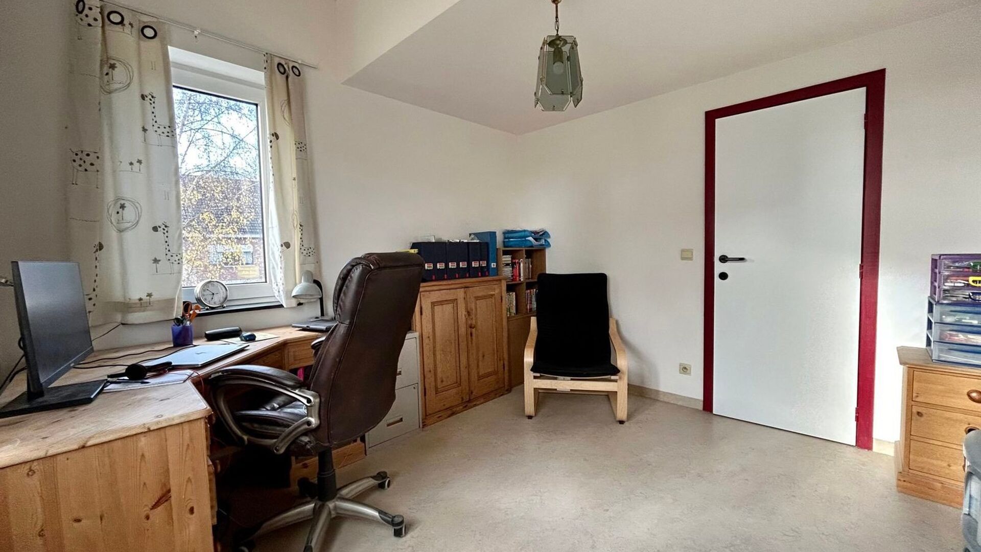 Very quietly located HOB in dead end street, cycling distance from the center of Leuven and with easy access via Tiensesteenweg and E40. The house comprises an entrance hall with separate toilet, cosy sitting area, dining area with semi-open installed kit